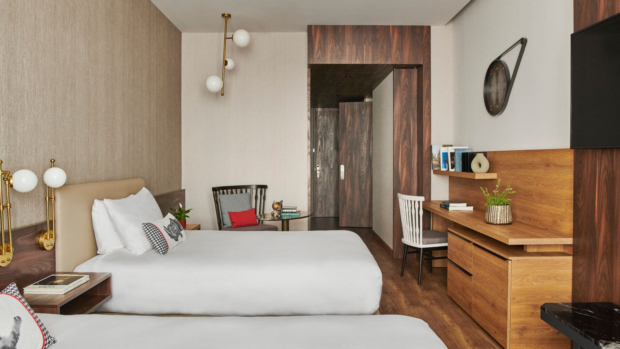 第 3，共 7 Hyatt Centric Gran Via Madrid Double Beds Guestroom Desk Area