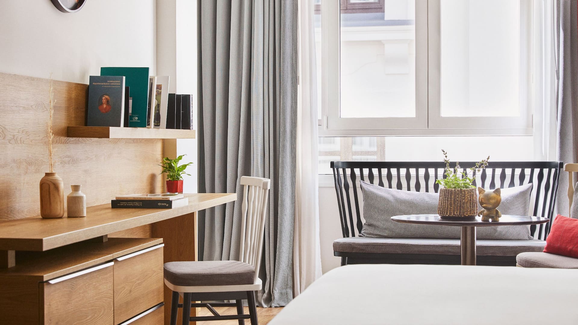 第 2，共 5 Hyatt Centric Gran Via Madrid Double Beds Guestroom Desk Detail