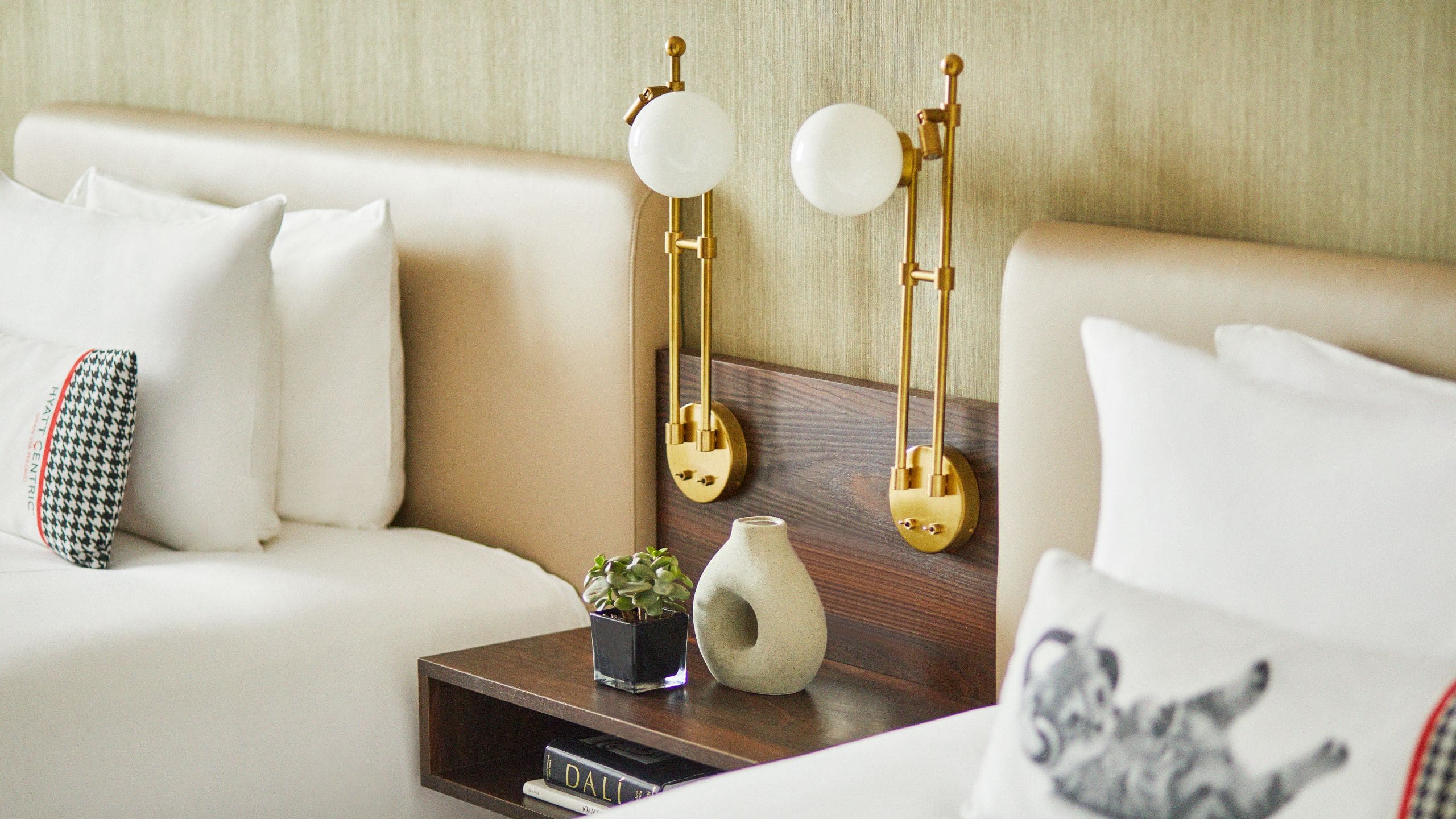第 6，共 7 Hyatt Centric Gran Via Madrid Double Beds Guestroom Beside Table Detail