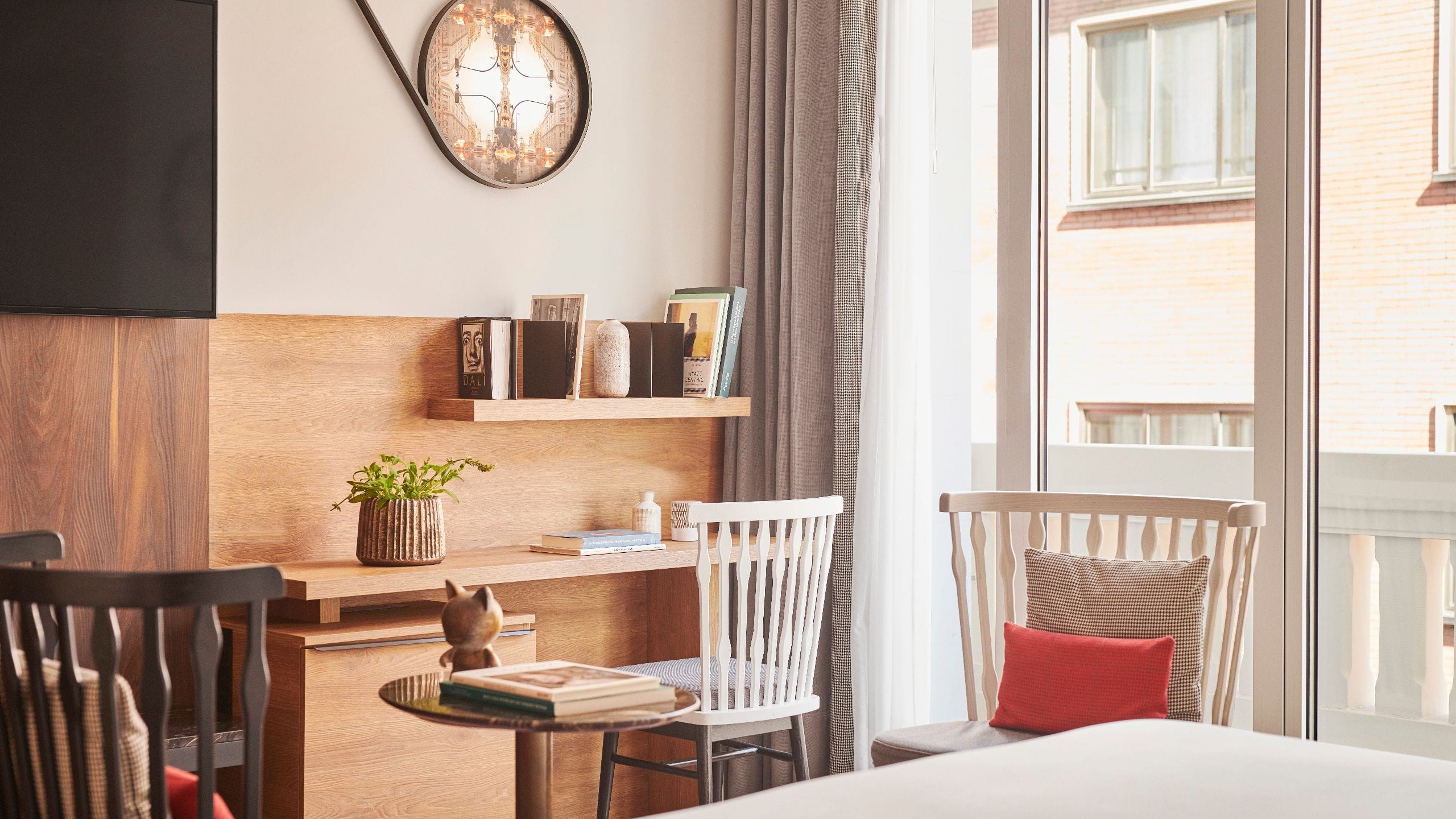 第 4，共 7 Hyatt Centric Gran Via Madrid King Balcony Guestroom Chairs Detail