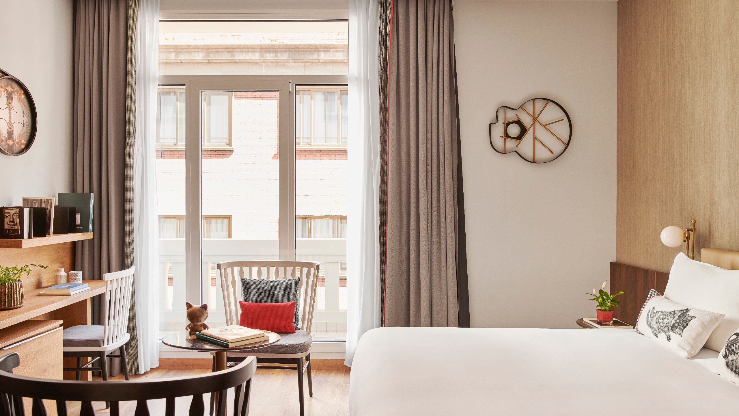 第 5，共 7 Hyatt Centric Gran Via Madrid King Balcony Guestroom Chairs