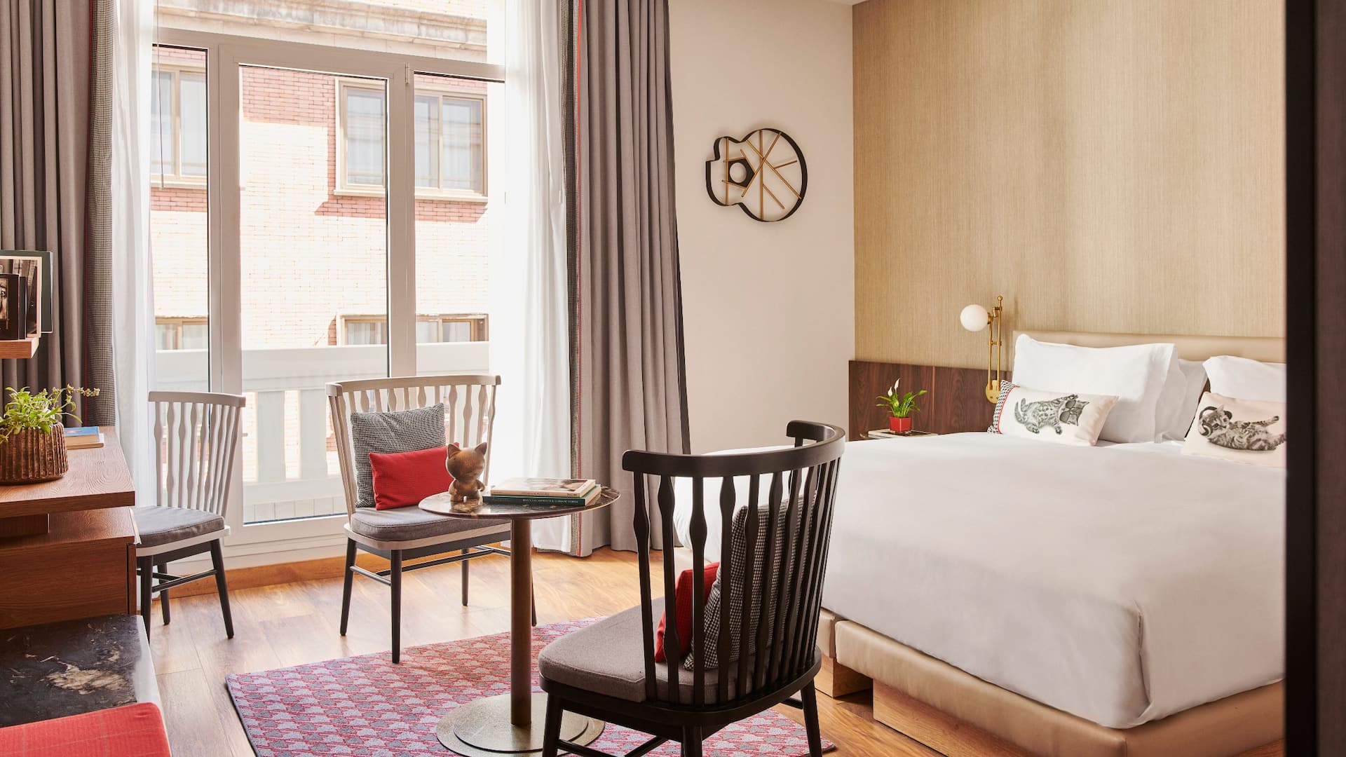 第 1，共 7 Hyatt Centric Gran Via Madrid King Balcony Guestroom Seating