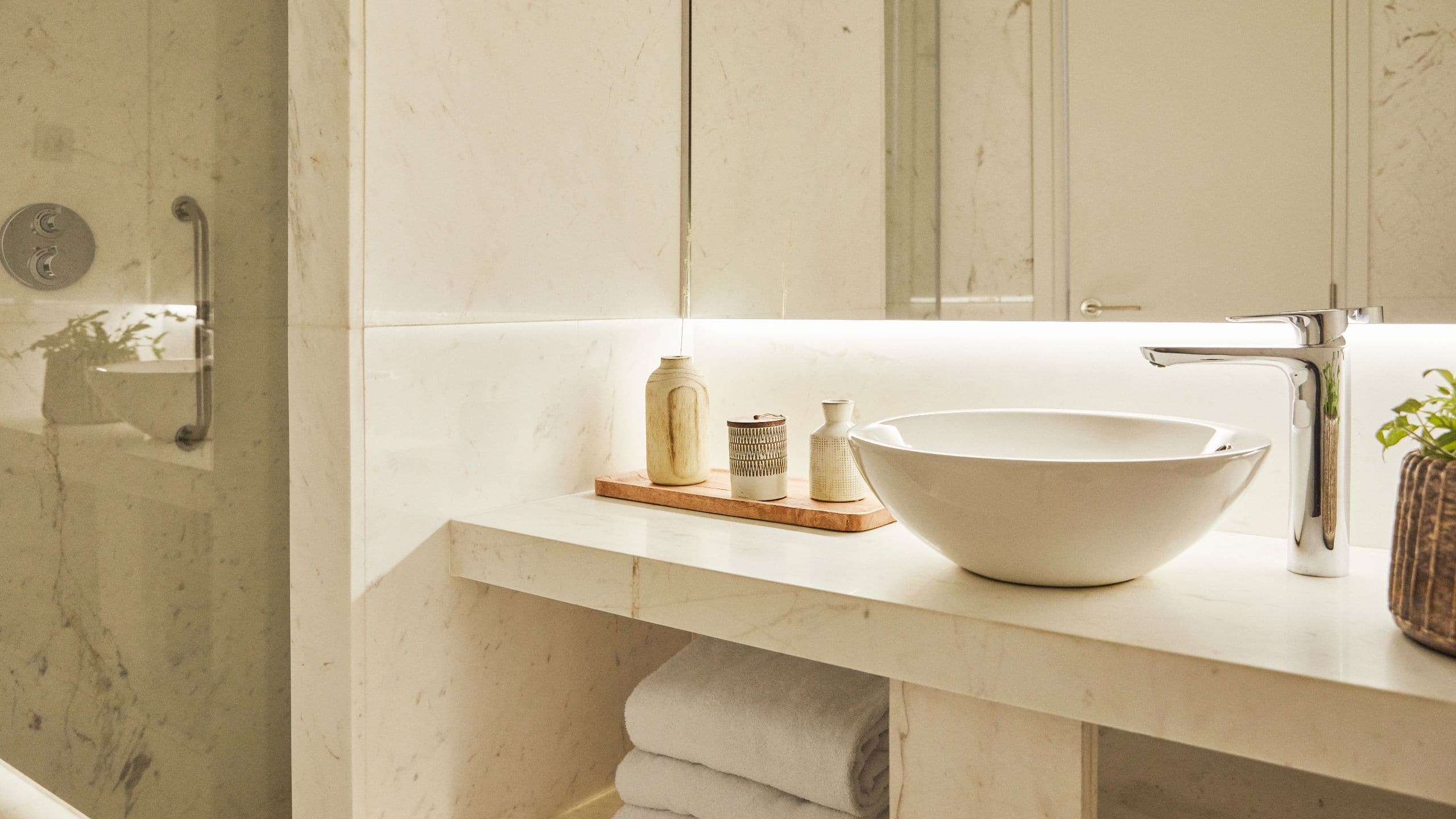 第 5，共 6 Hyatt Centric Gran Via Madrid Executive Bathroom Sink Detail