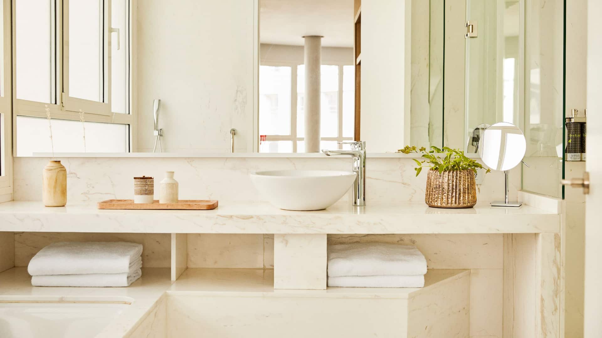 第 6，共 6 Hyatt Centric Gran Via Madrid Executive Suite Bathroom Vanity Sink