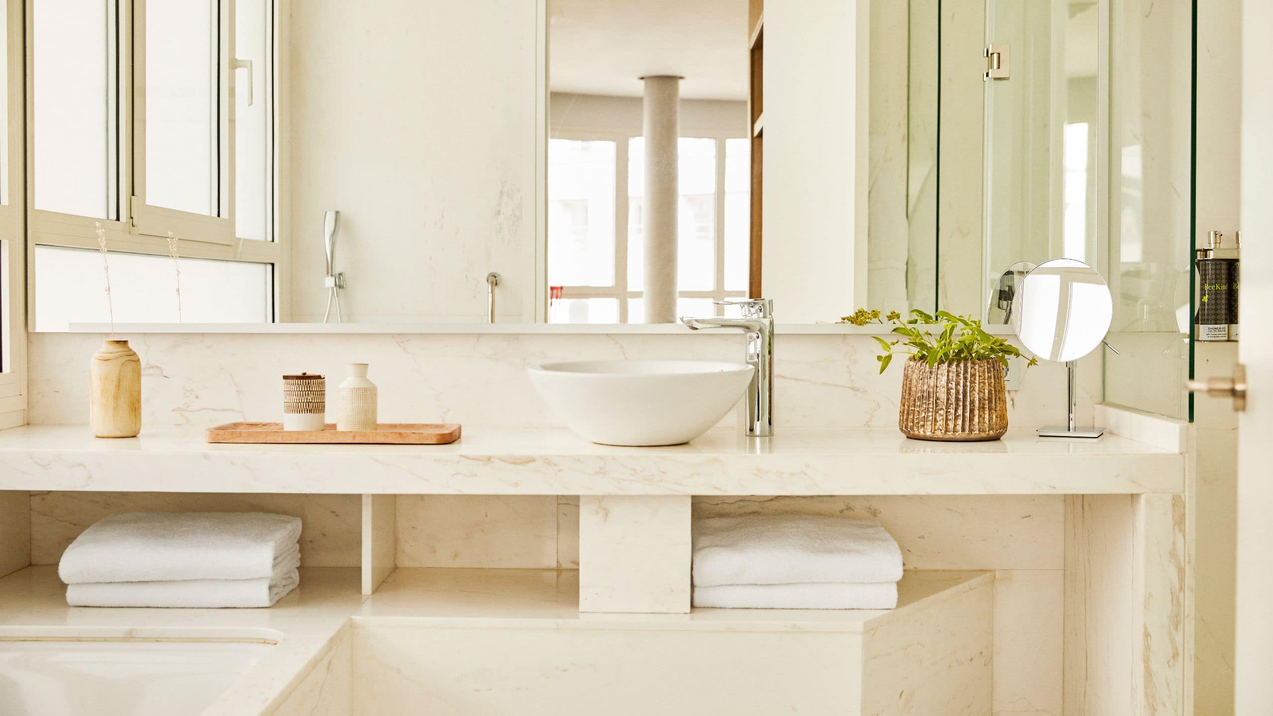 第 6，共 6 Hyatt Centric Gran Via Madrid Executive Suite Bathroom Vanity Sink