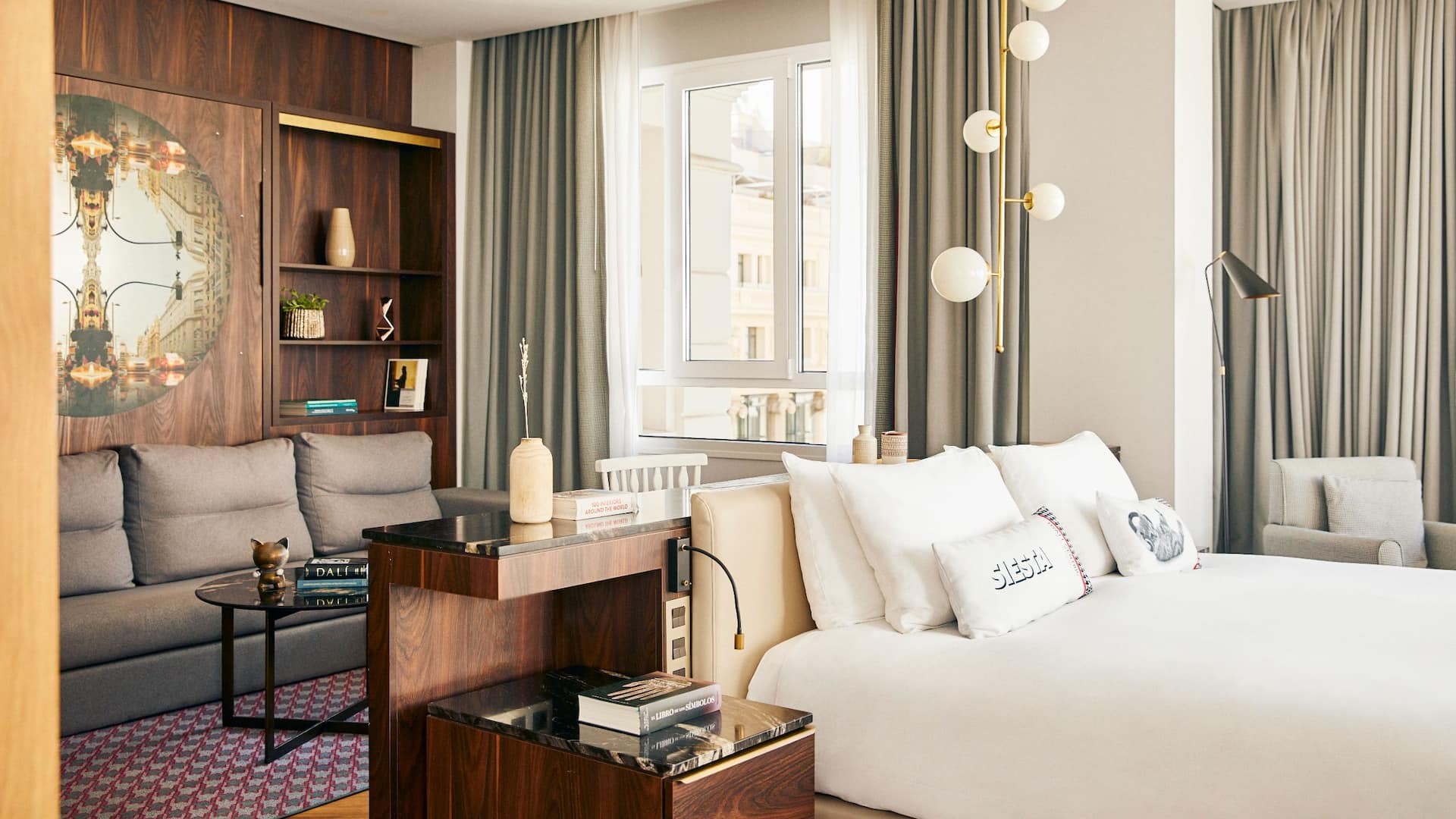 第 2，共 6 Hyatt Centric Gran Via Madrid Executive Suite Seating Area Bed