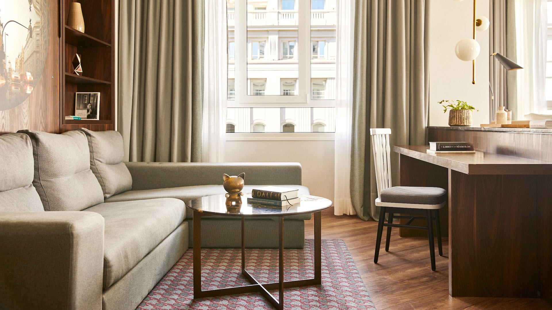 第 3，共 6 Hyatt Centric Gran Via Madrid Executive Suite Couch Detail