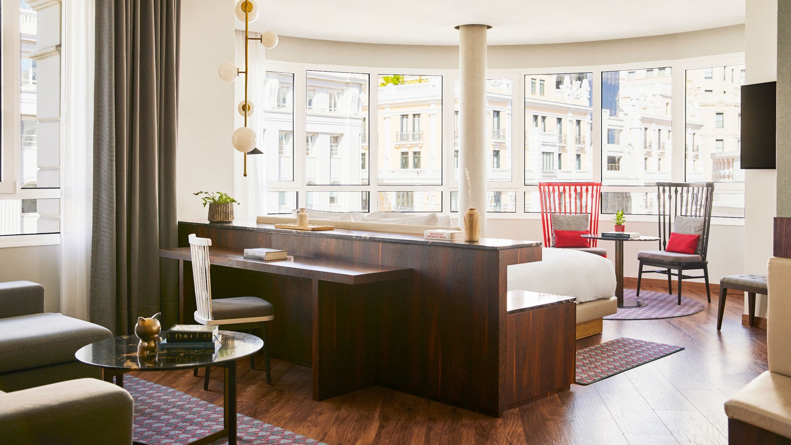 第 4，共 6 Hyatt Centric Gran Via Madrid Executive Suite Bed Seating Area Windows