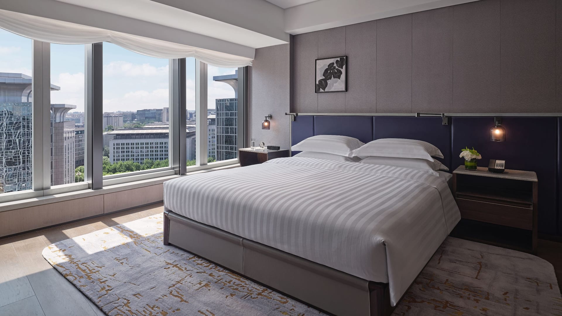 2 von 3 Grand Hyatt Beijing Club Suite King Premium Bedroom