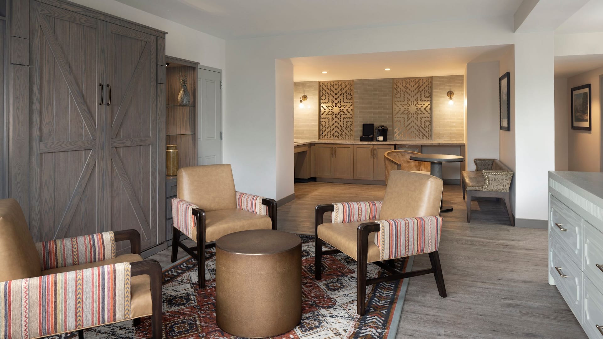 4 из 10 Hyatt Regency Hill Country Resort and Spa Vip Suite Sitting Dining