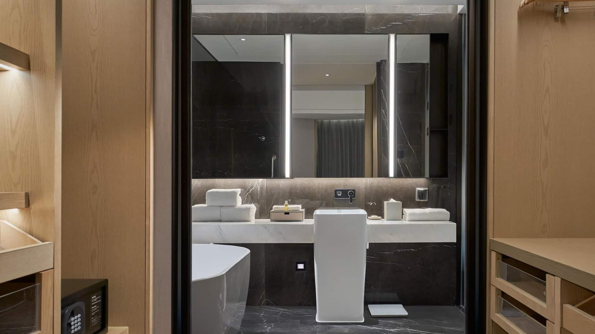 第 2，共 5 Hyatt Place Yantai Development Zone Two Bedroom Kitchen Suite King Beds Bathroom