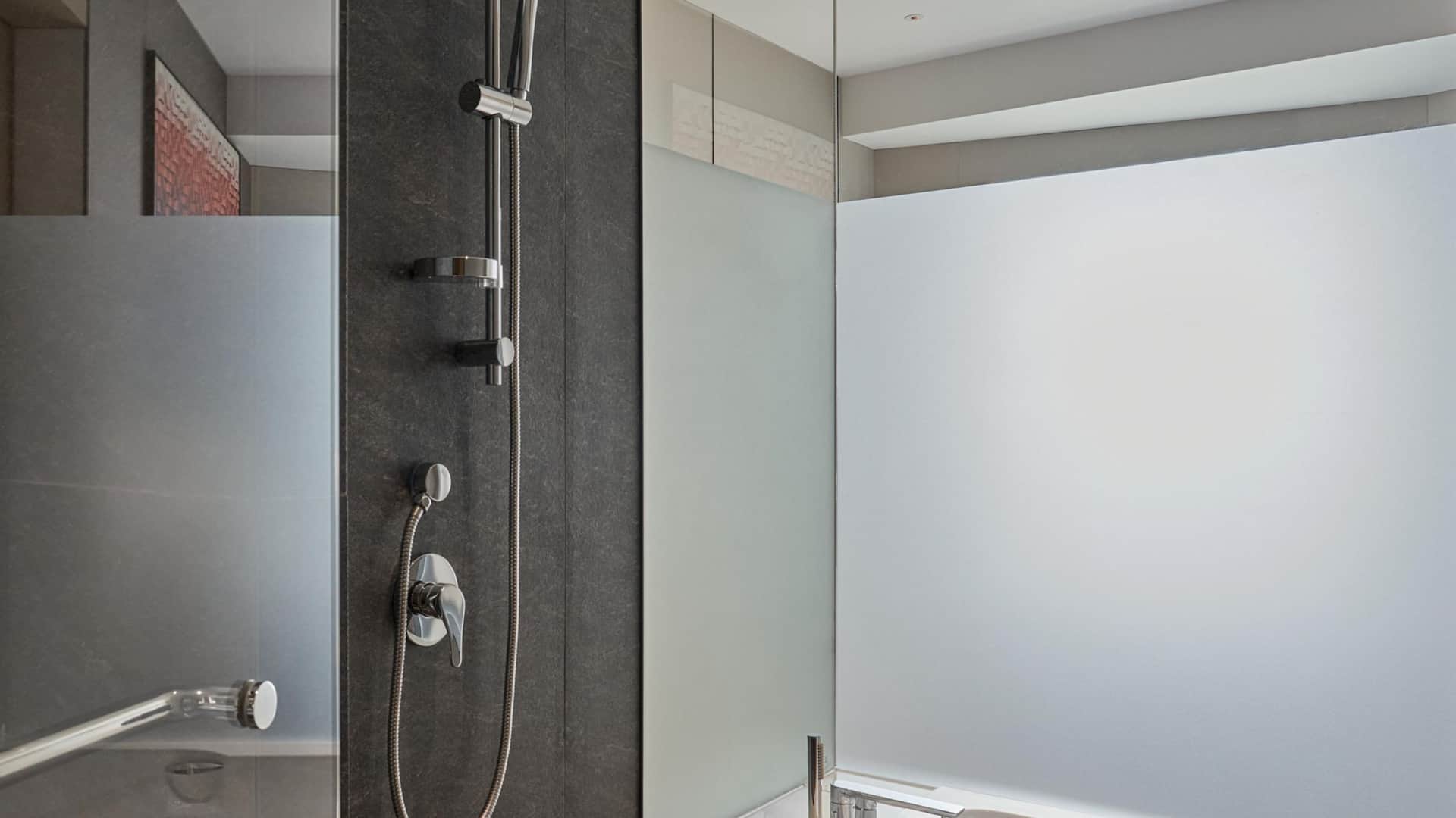 第 2，共 3 Hyatt Place Yantai Development Zone Suite King Bathroom