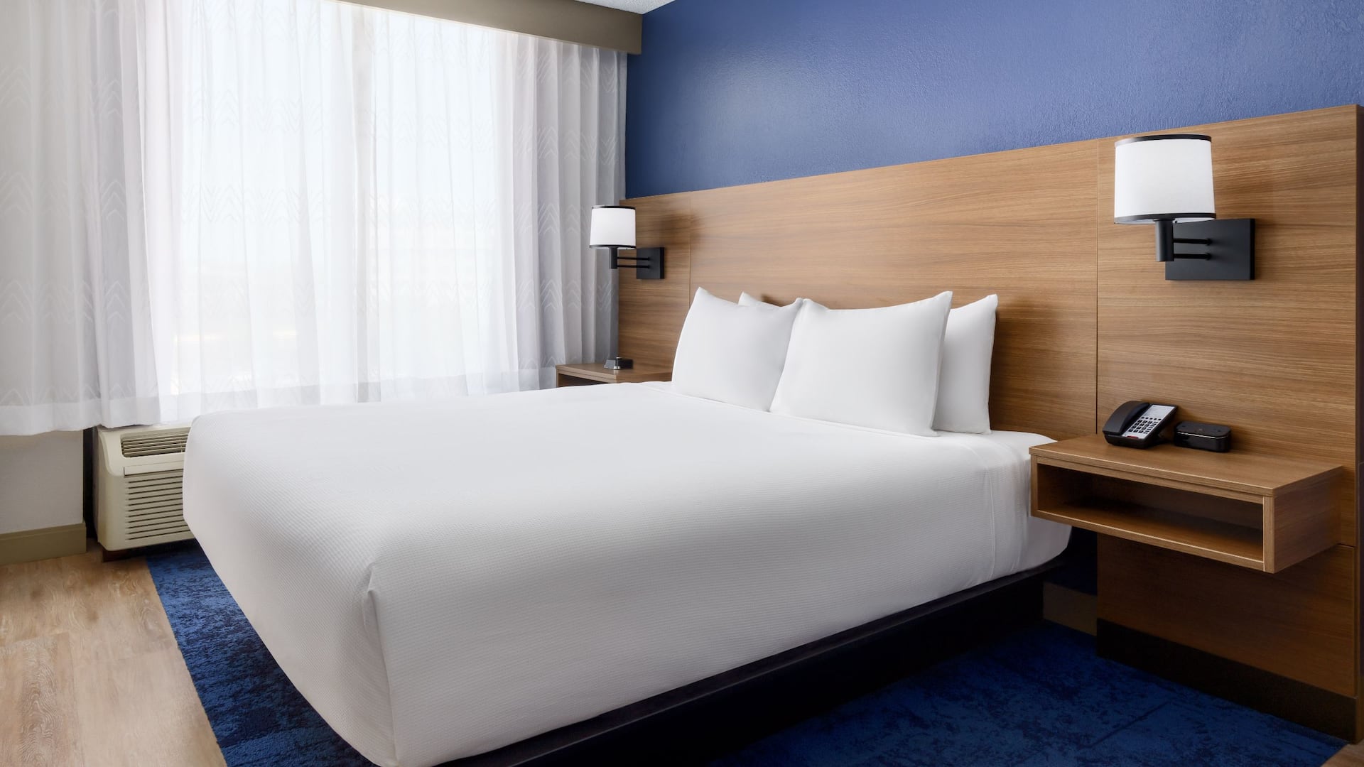 Hyatt Place across from Universal Orlando Resort™ Guestroom King Bed