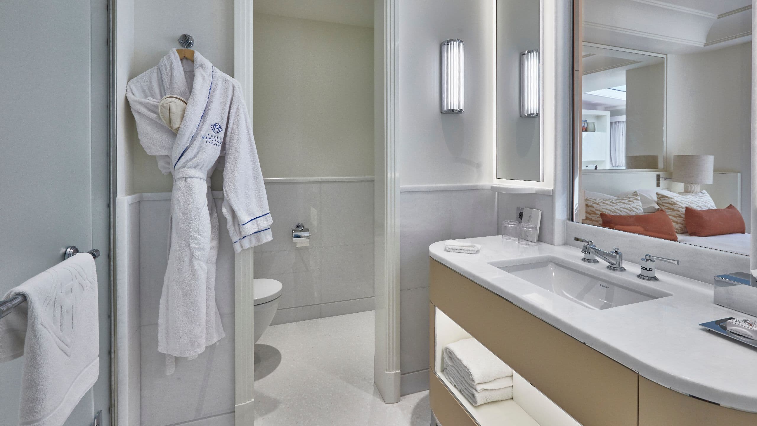 5 из 6 Hôtel Martinez Oasis Suite Bathroom Robe
