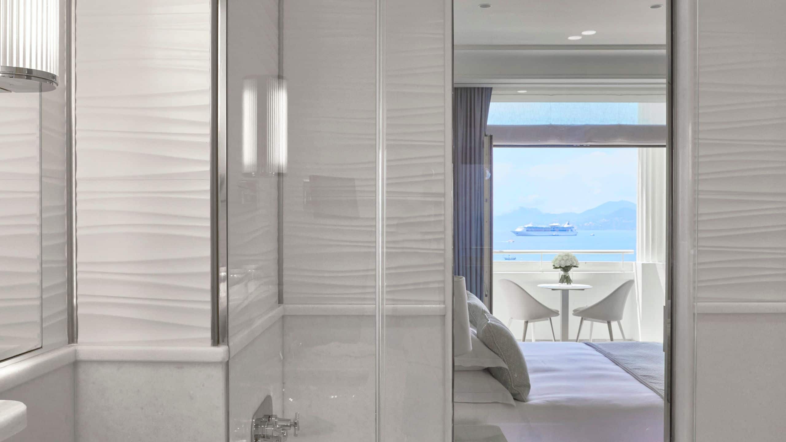 6 из 6 Hôtel Martinez Premium Sea View Room Bathroom Vertical