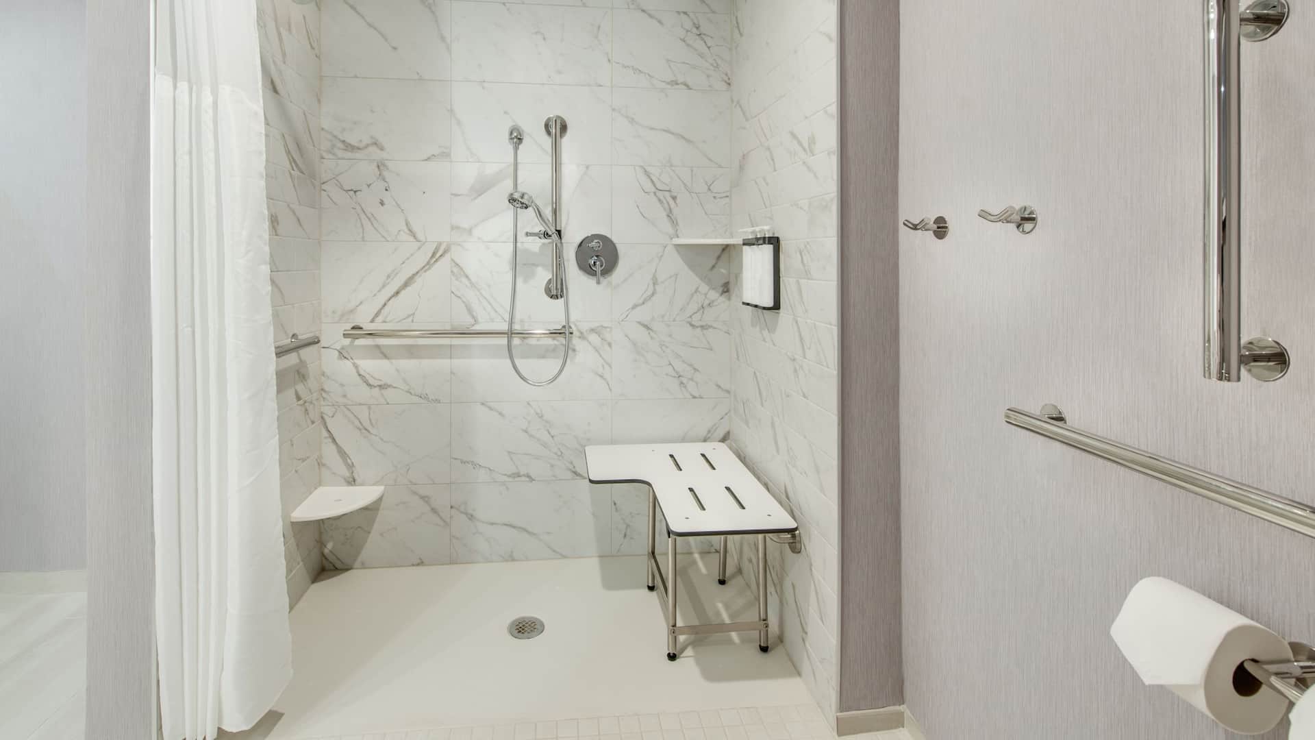 第 2，共 2 Hyatt Place Newark / Main Street Accessible Shower