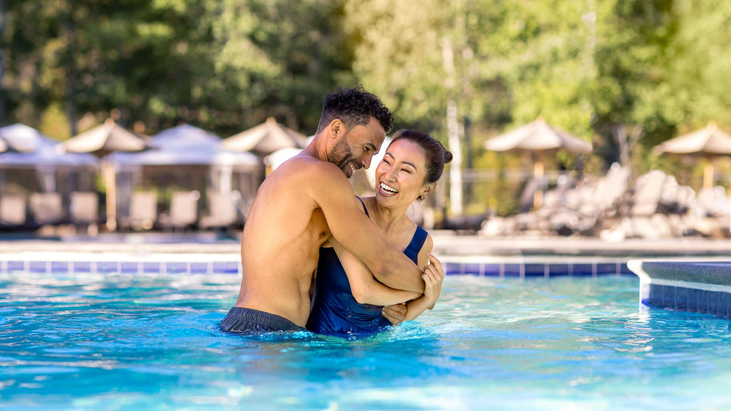 Everline Resort & Spa Couple Hugging In Pool