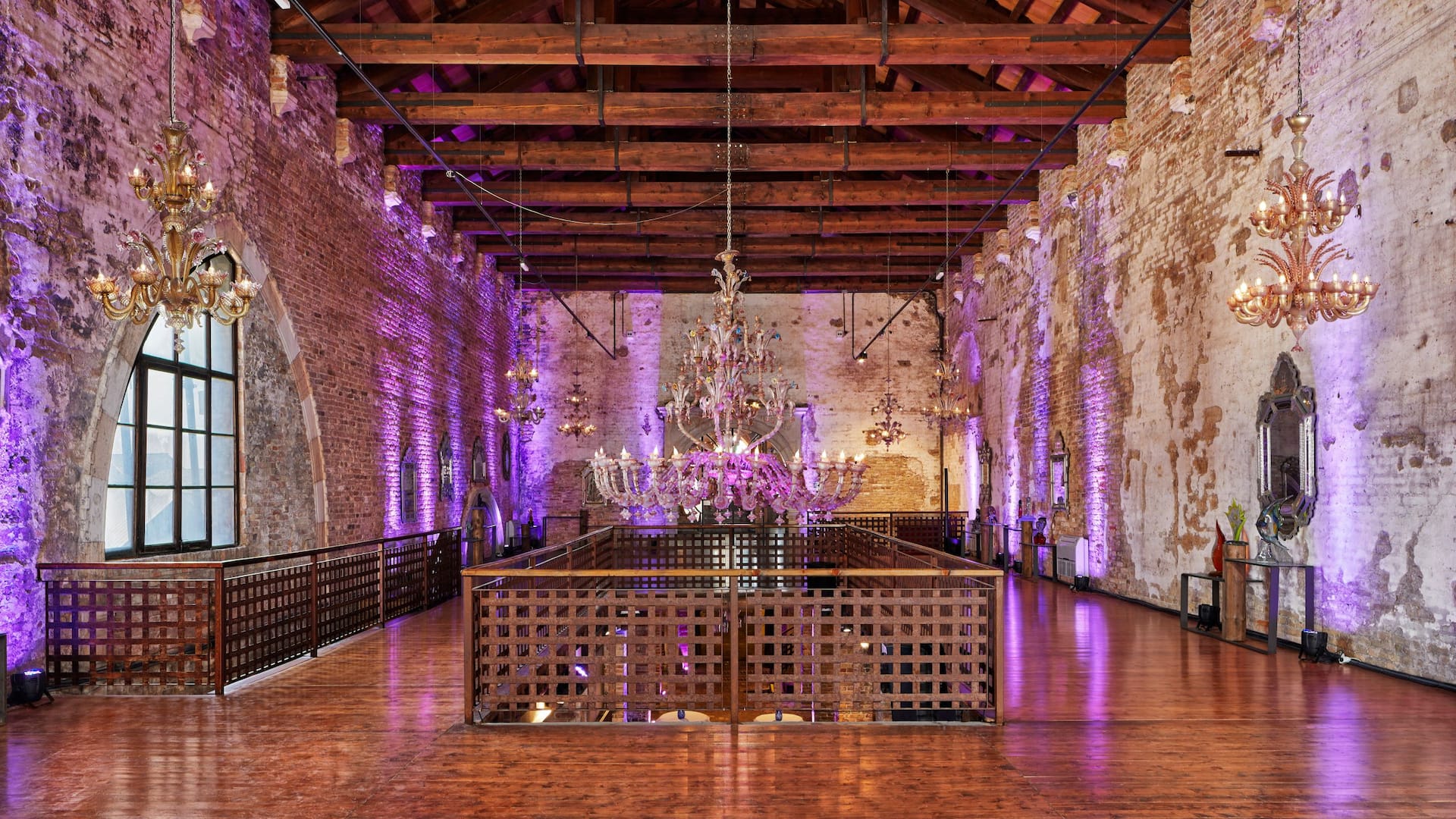 2 di 3 Hyatt Centric Murano Venice Venue Glass Cathedral Upper Floor Overview