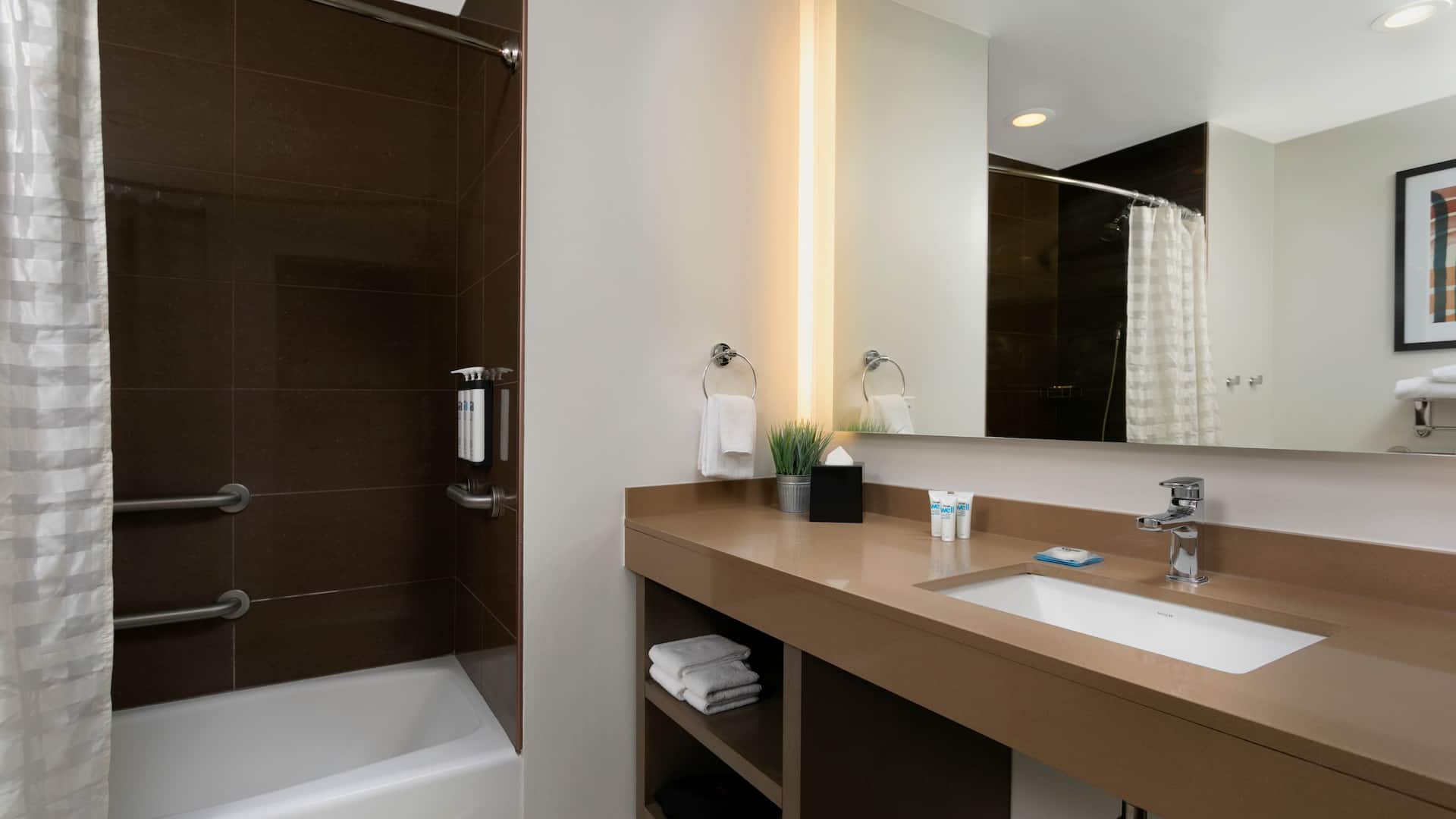 第 3，共 3 Hyatt House San Juan Ada Studio King Tub Bathroom