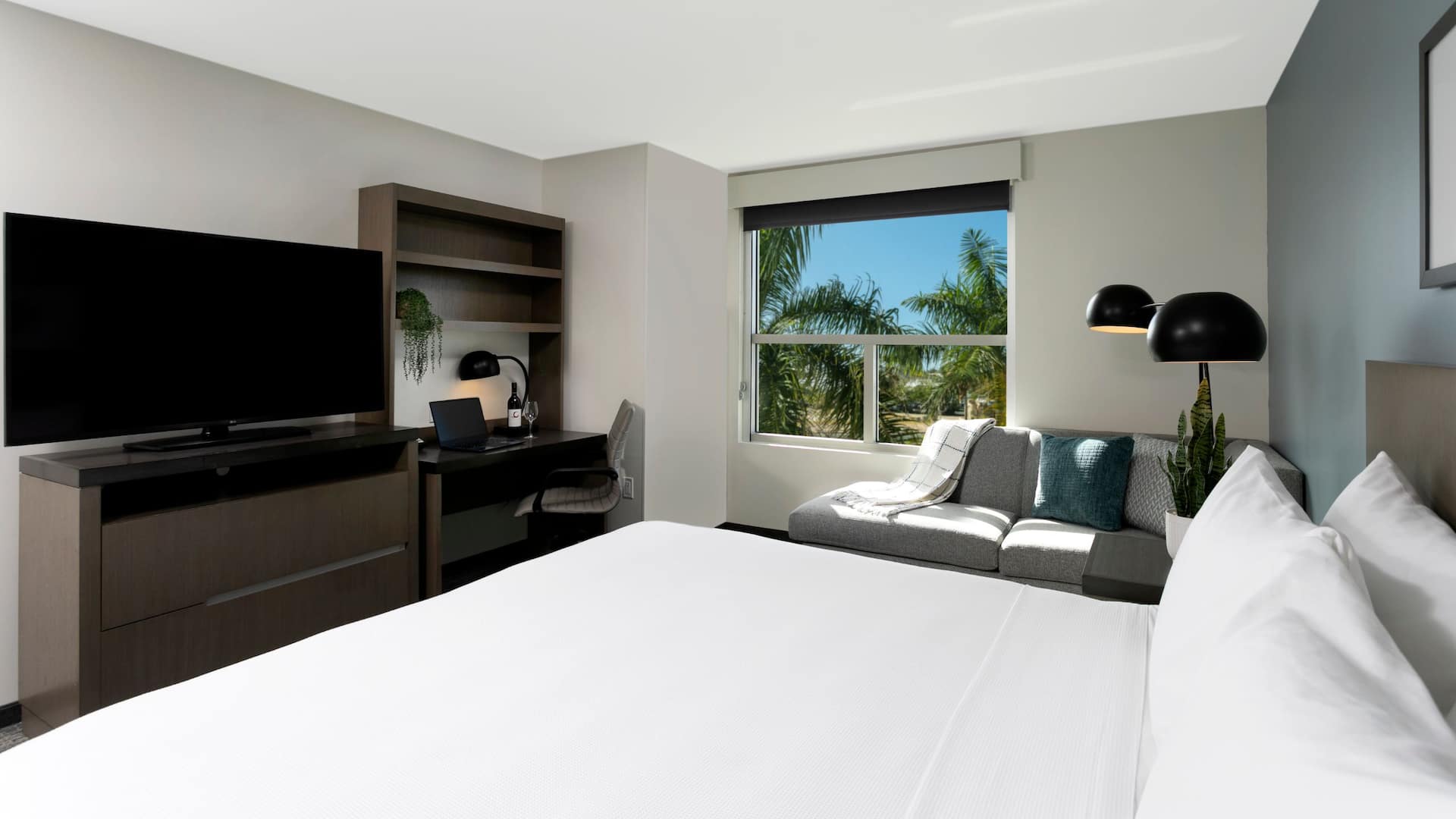 Hyatt House San Juan King Den Room