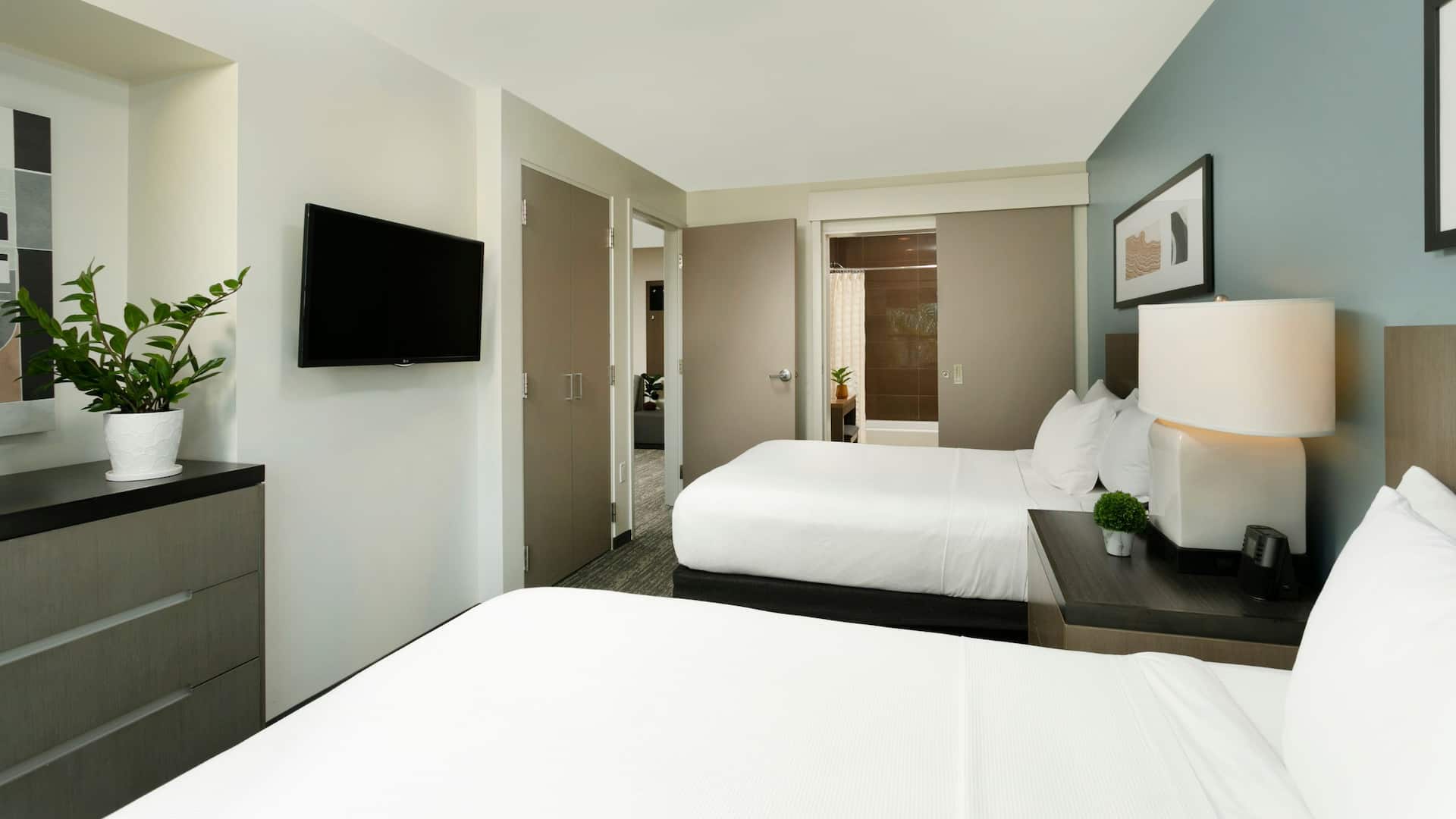 Hyatt House San Juan Bay View One Queen Bed Tub