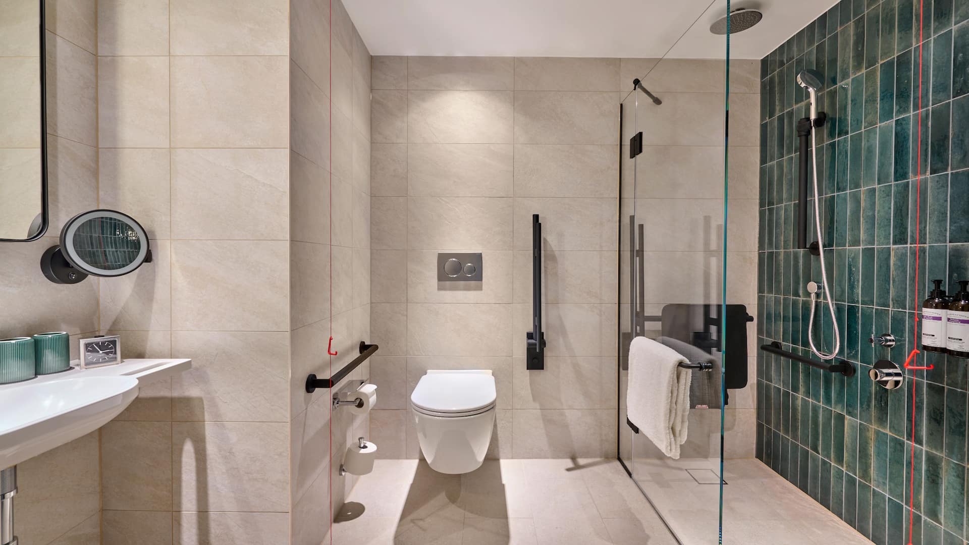 3 из 5 Hyatt Regency London Blackfriars One King Bed Accessible Shower Bathroom
