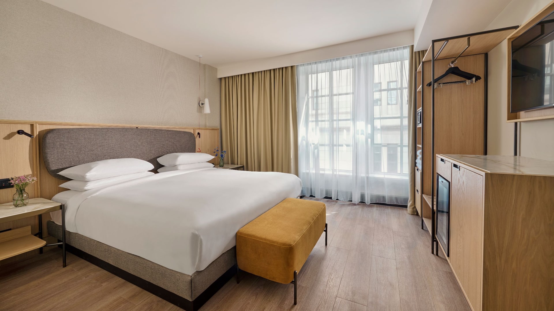 1 из 5 This spacious accessible king room at Hyatt Regency London Blackfriars offers one king bed, a flexible work area, an open wardrobe, and ADA-compliant features.