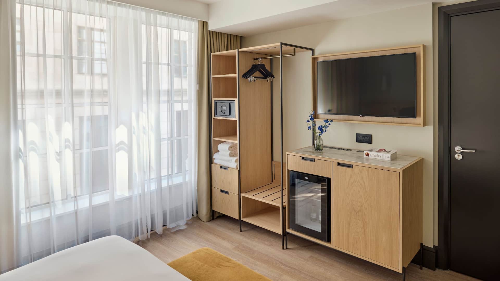 2 из 5 Hyatt Regency London Blackfriars One King Bed Accessible Shower Tv Wardrobe