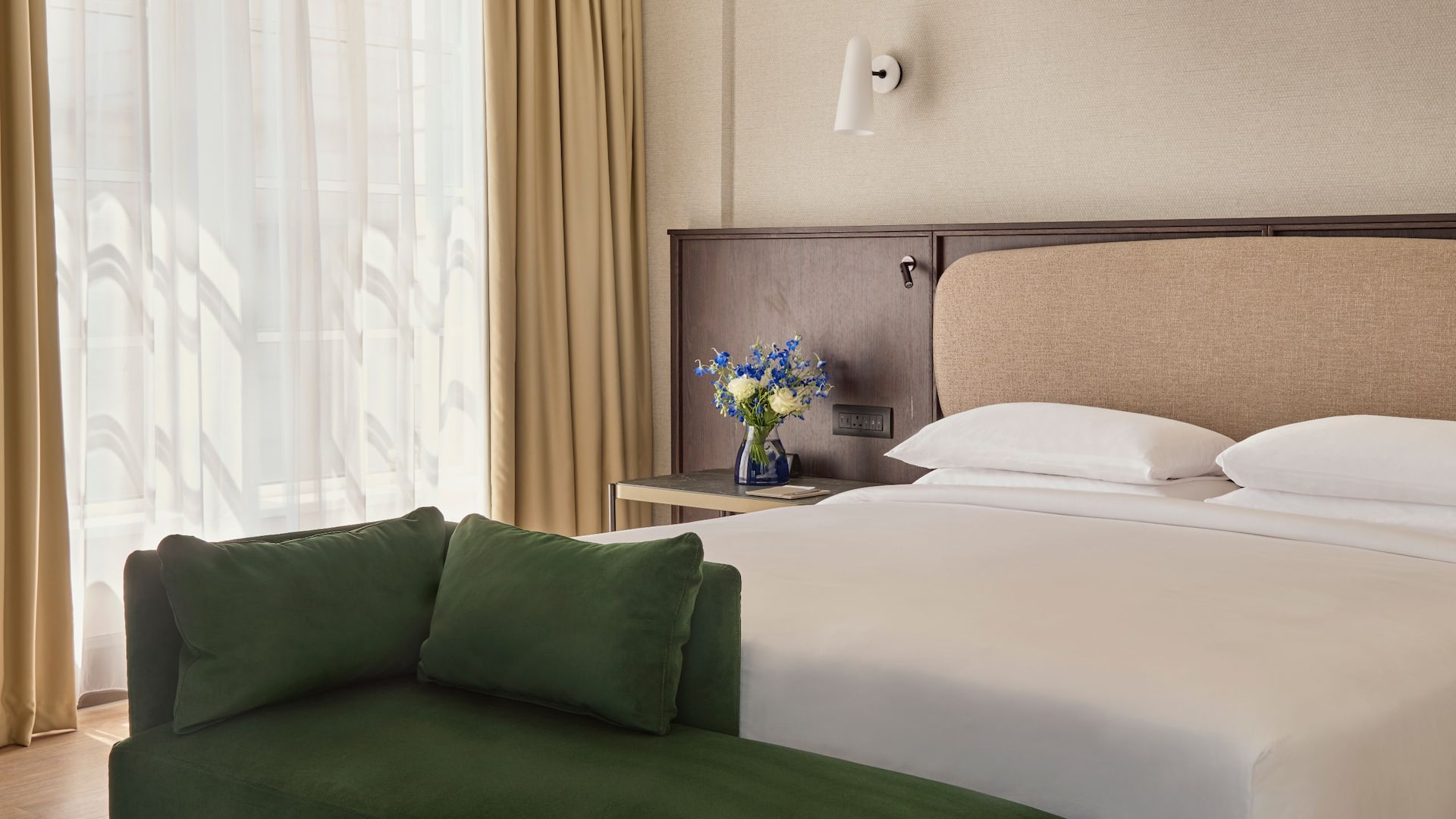 3 из 5 Hyatt Regency London Blackfriars Regency Suite With City View Bed