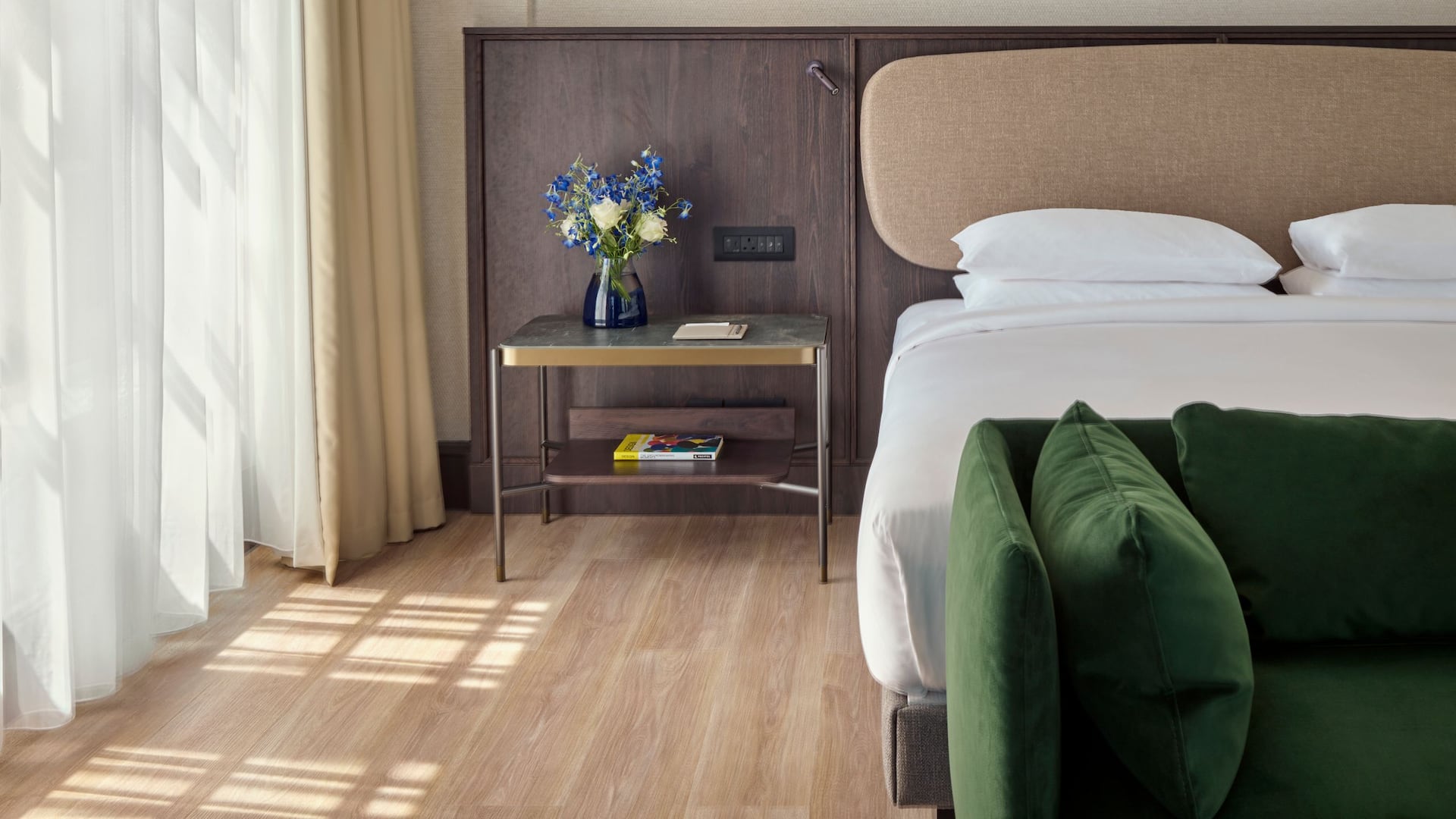 4 из 5 Hyatt Regency London Blackfriars Regency Suite With City View Bedside