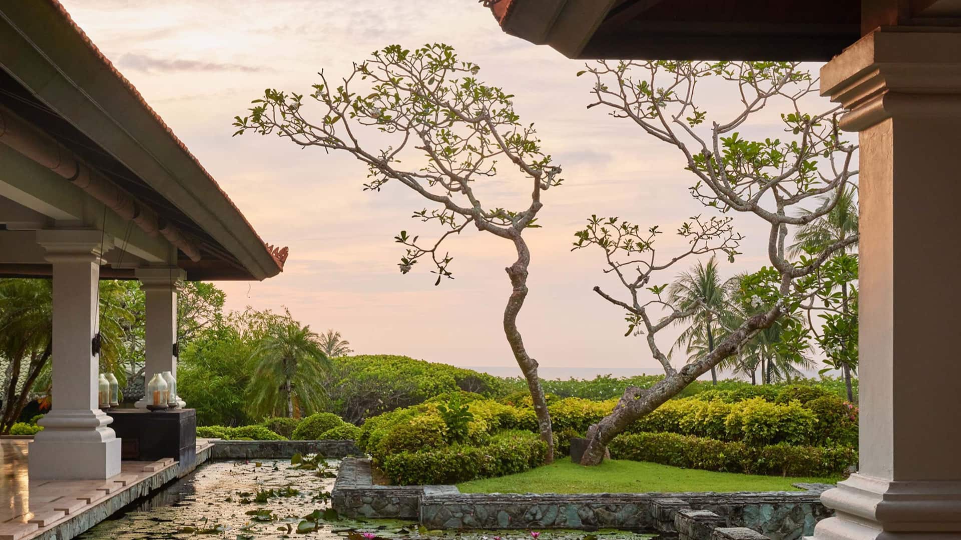 Grand Hyatt Bali Lobby View Pond
