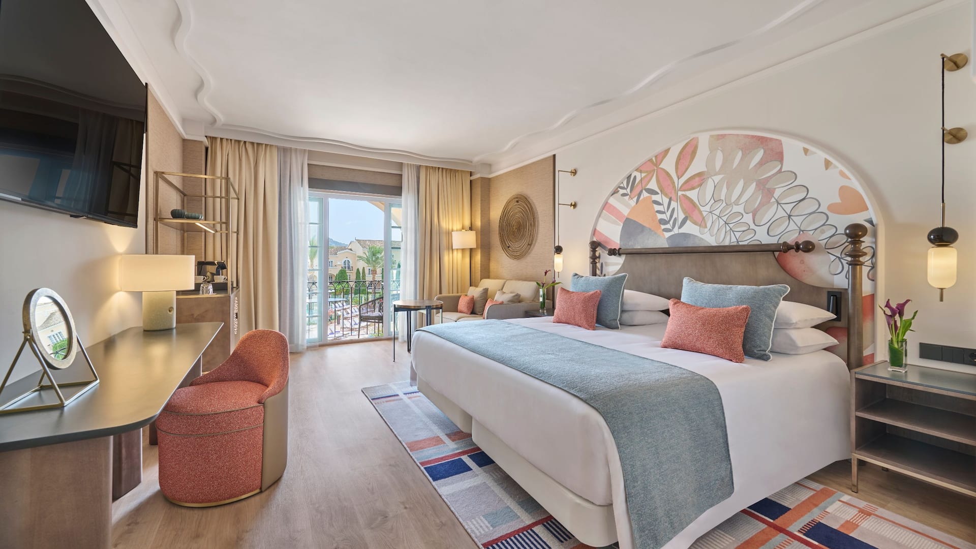 3 von 7 Grand Hyatt La Manga Club Golf & Spa Guestroom King Bed Seating Balcony