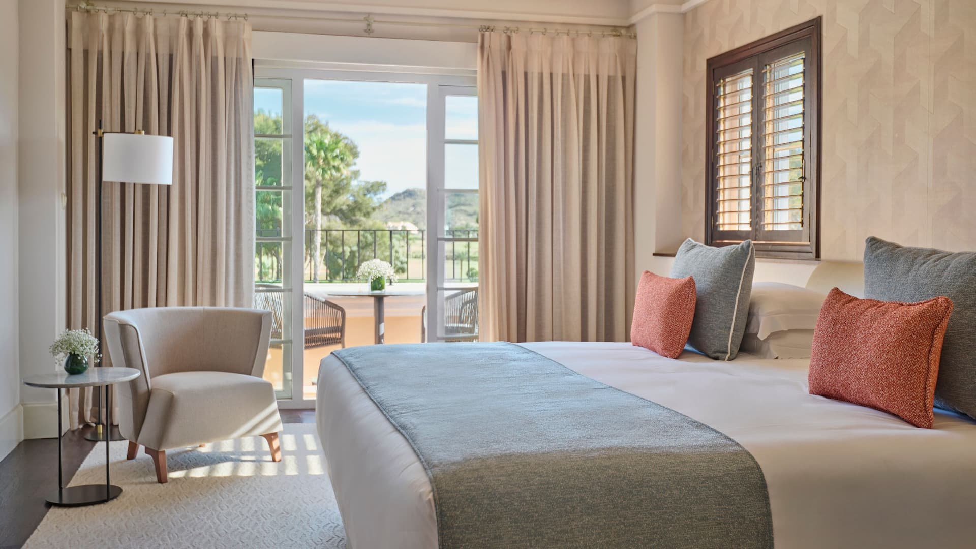 7 von 9 Grand Hyatt La Manga Club Golf & Spa Guestroom King Bed Chair Balcony