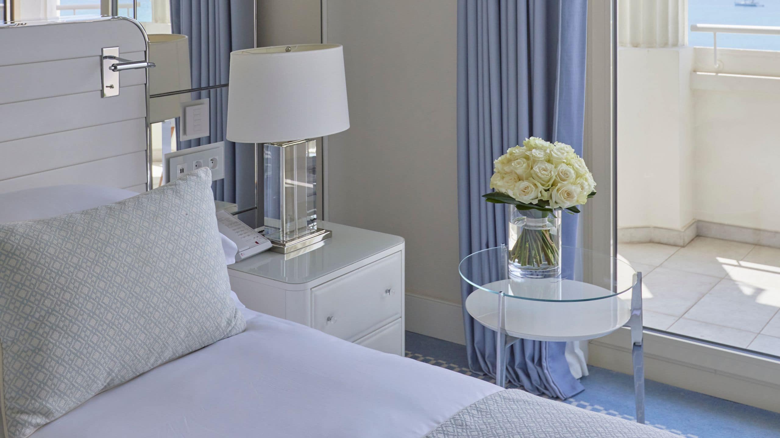 3 из 6 Hôtel Martinez Premium Sea View Room Bedroom Vertical