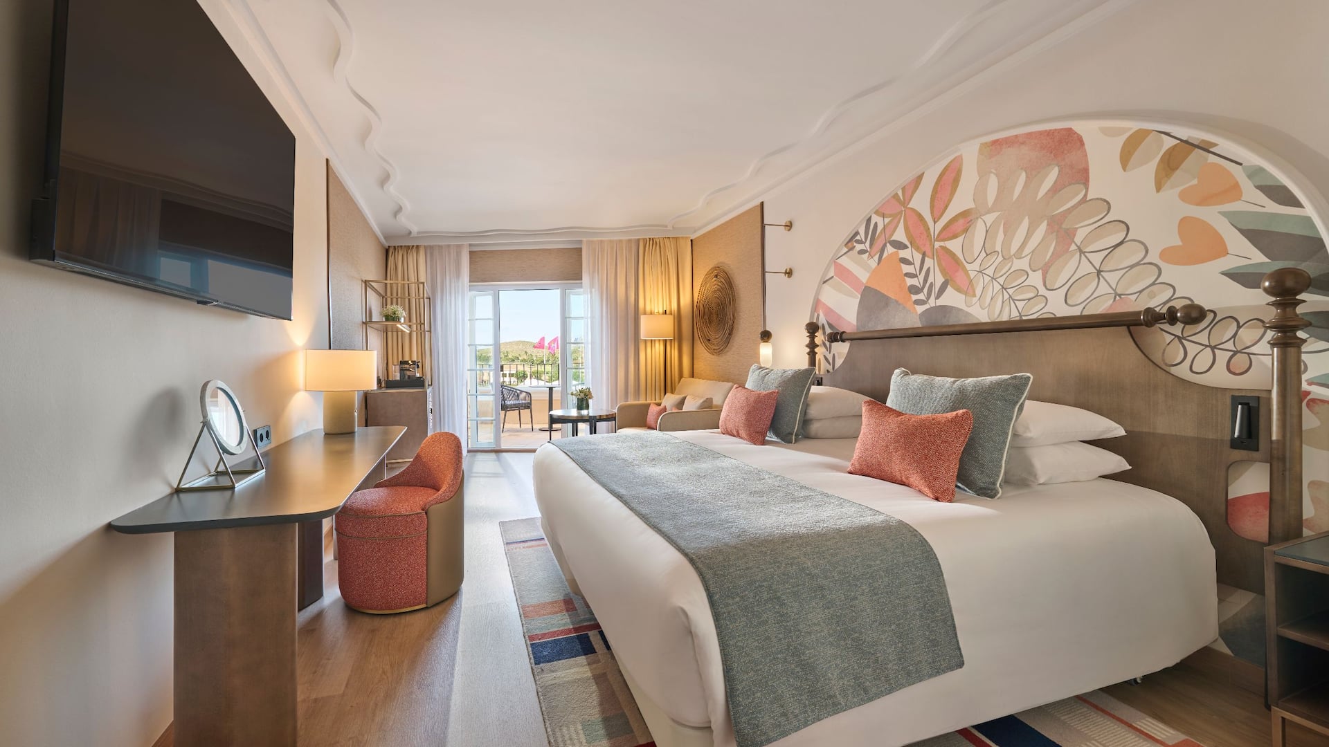 2 von 8 Grand Hyatt La Manga Club Golf & Spa King Bed Guestroom Balcony Golf View