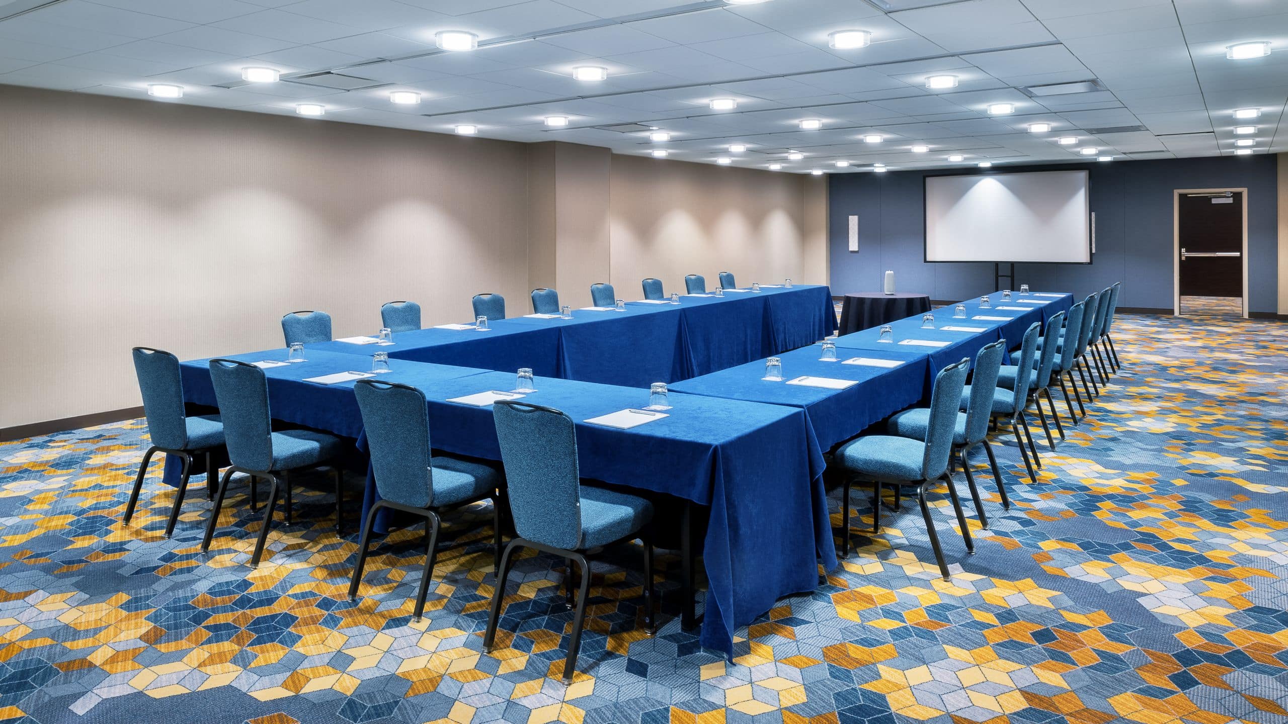 Hyatt Regency O'Hare Chicago London U Shape Angle