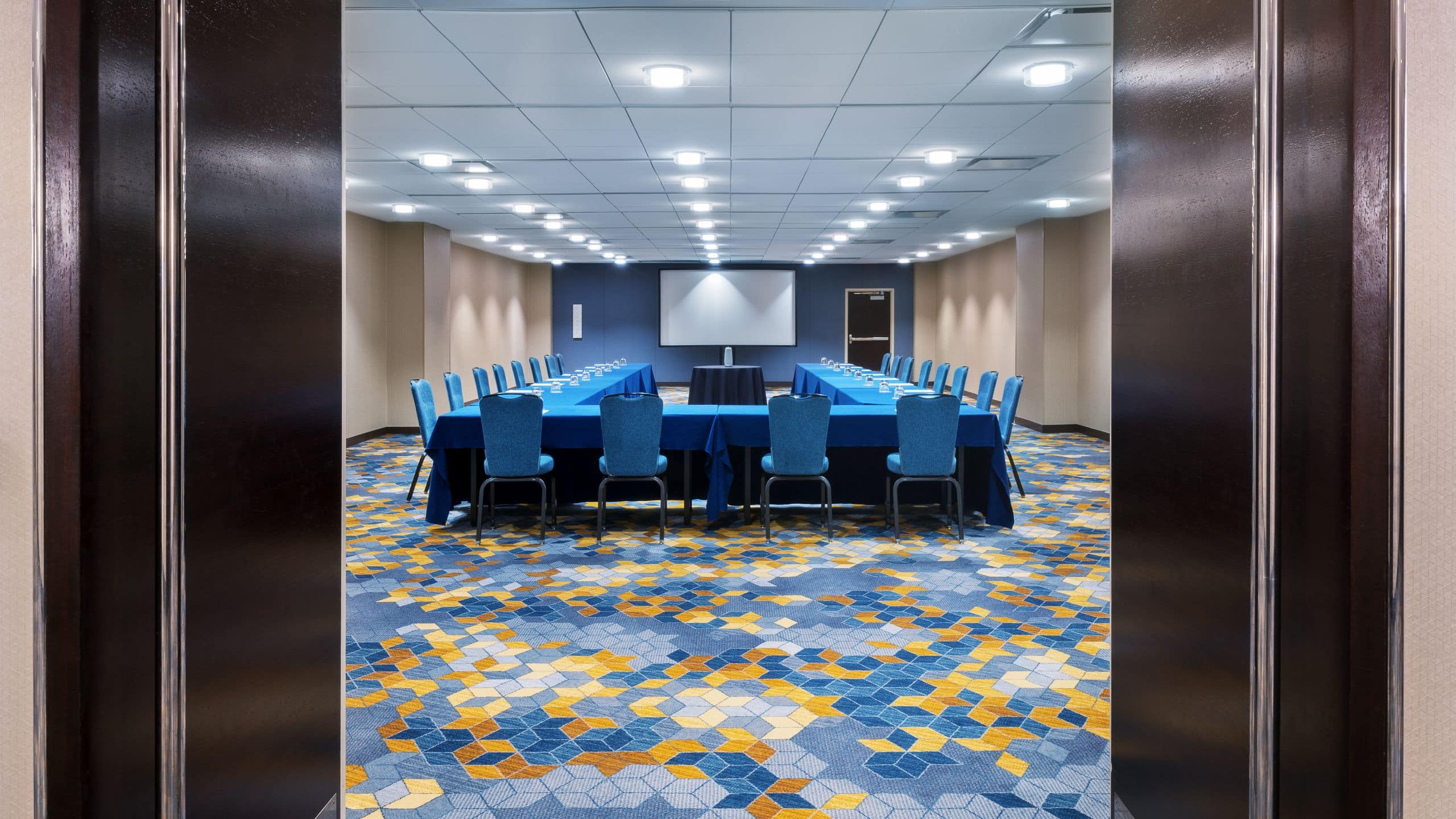 Hyatt Regency O'Hare Chicago London U-shape Entrance