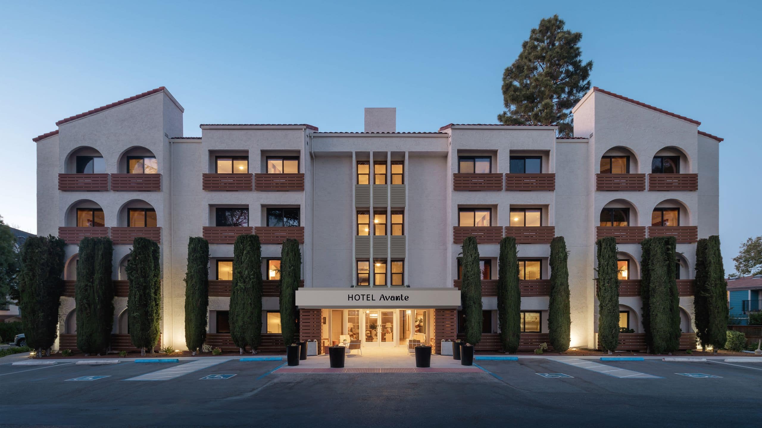 Hotel Avante Exterior Dusk