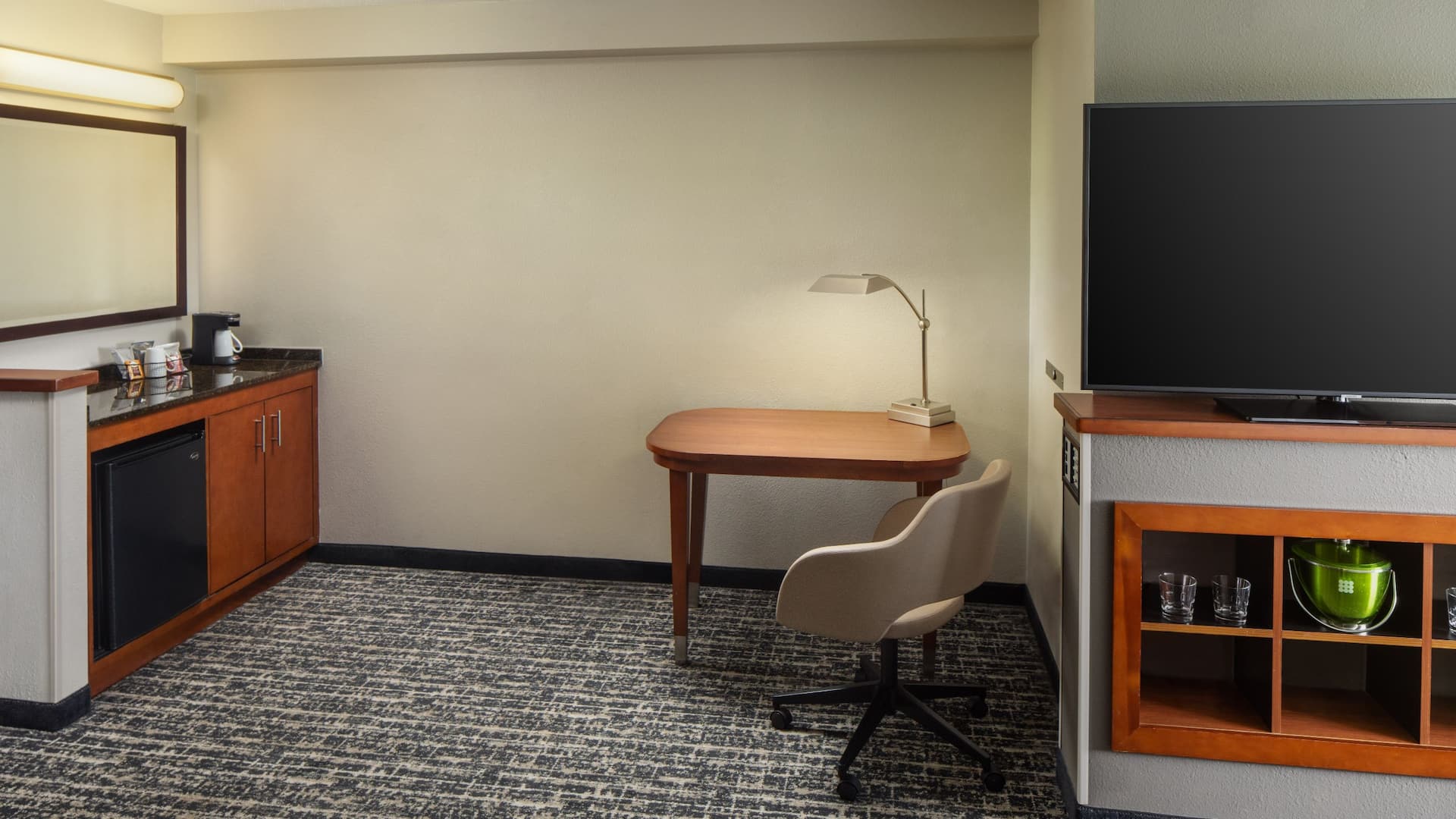 3 of 4 Hyatt Place Uncasville / Casino Area King Study Area