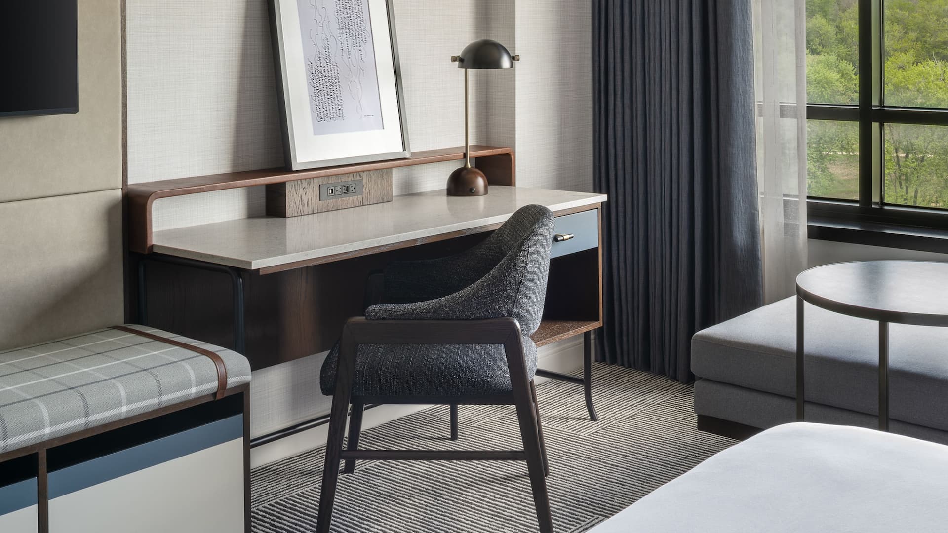 2 de 4 Hyatt Regency Coralville Hotel & Conference Center King River View Desk