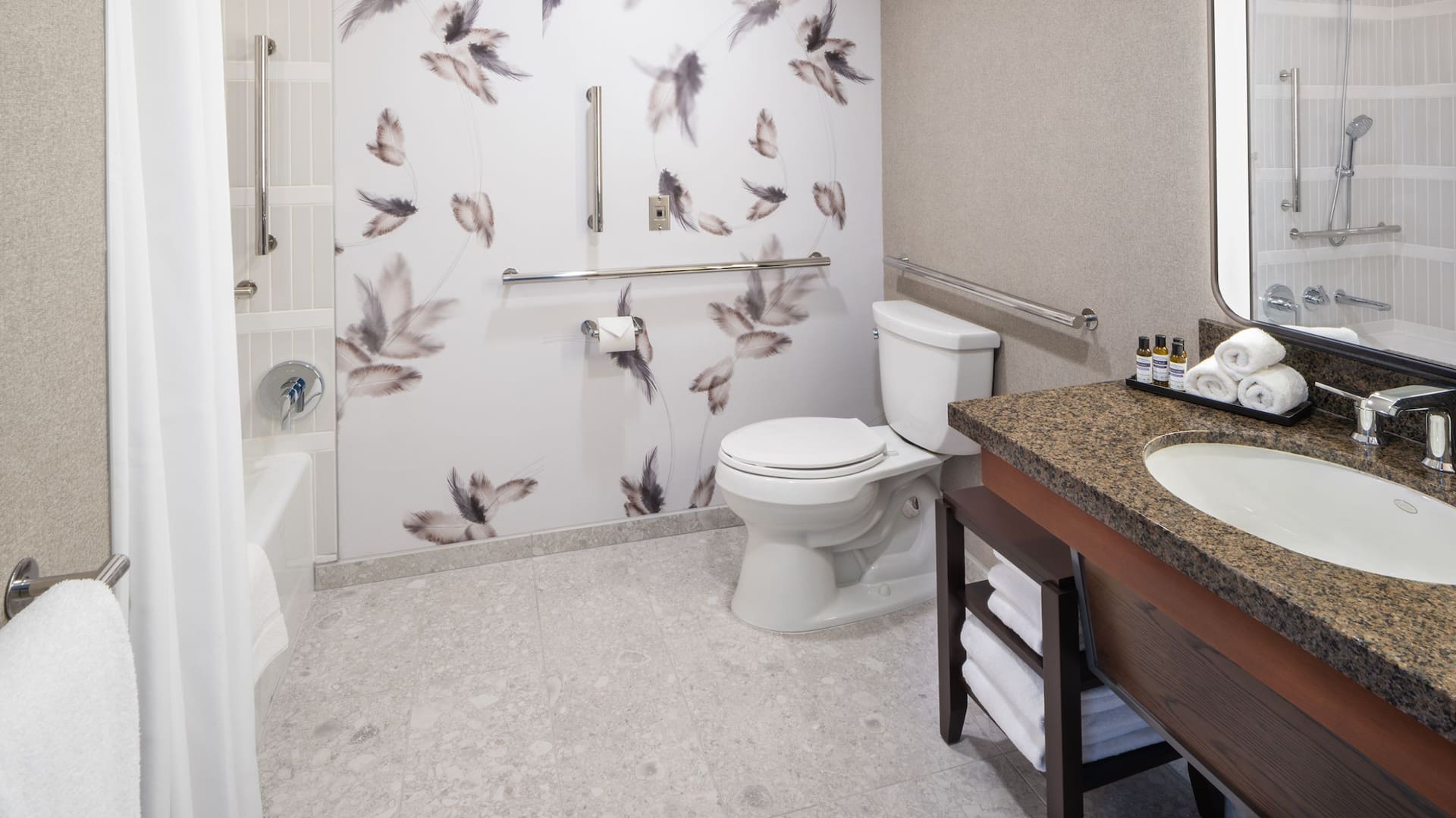 2 de 3 Hyatt Regency Coralville Hotel & Conference Center ADA Bathroom