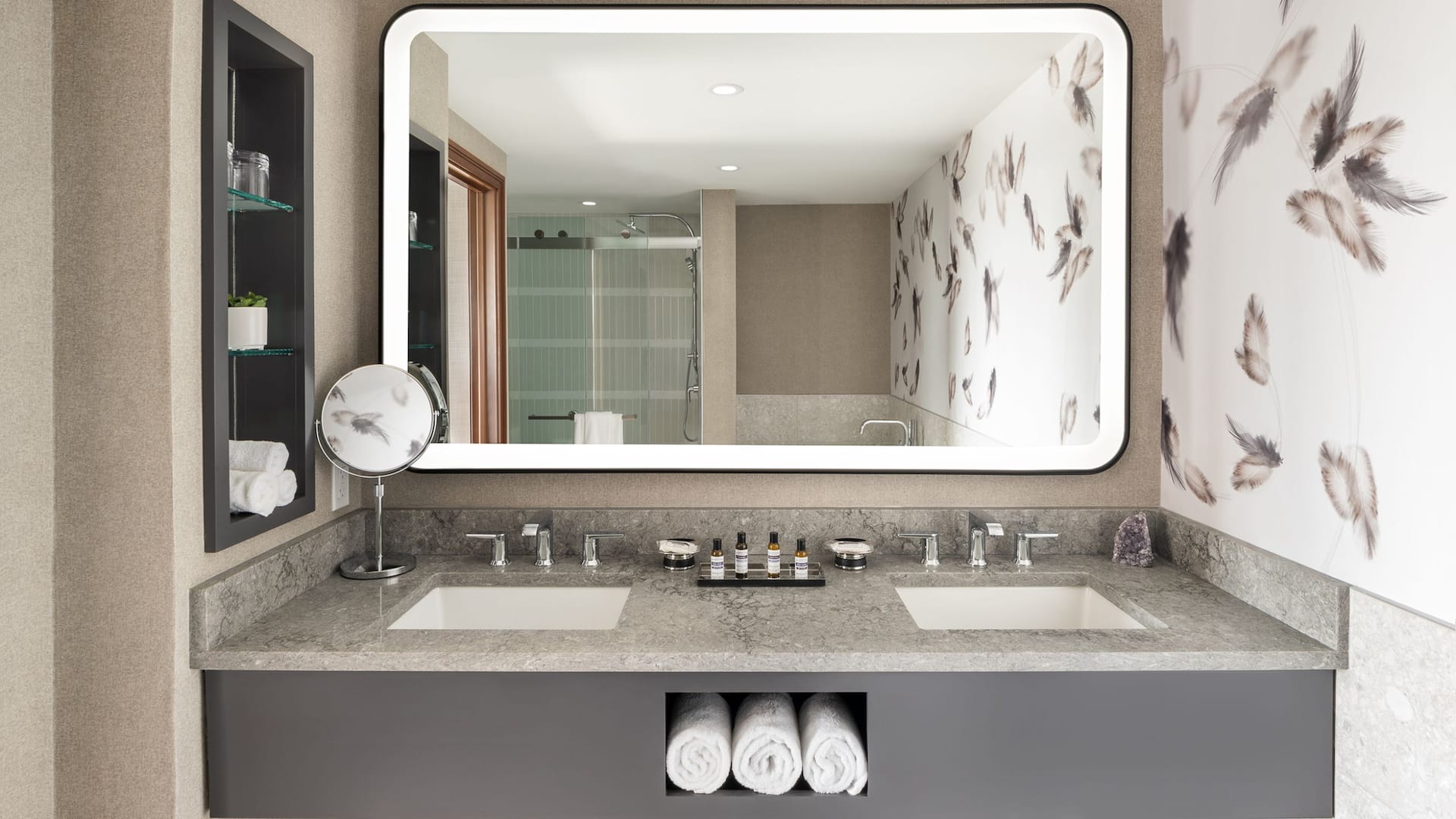 4 de 5 Hyatt Regency Coralville Hotel & Conference Center Presidential Suite Bathroom