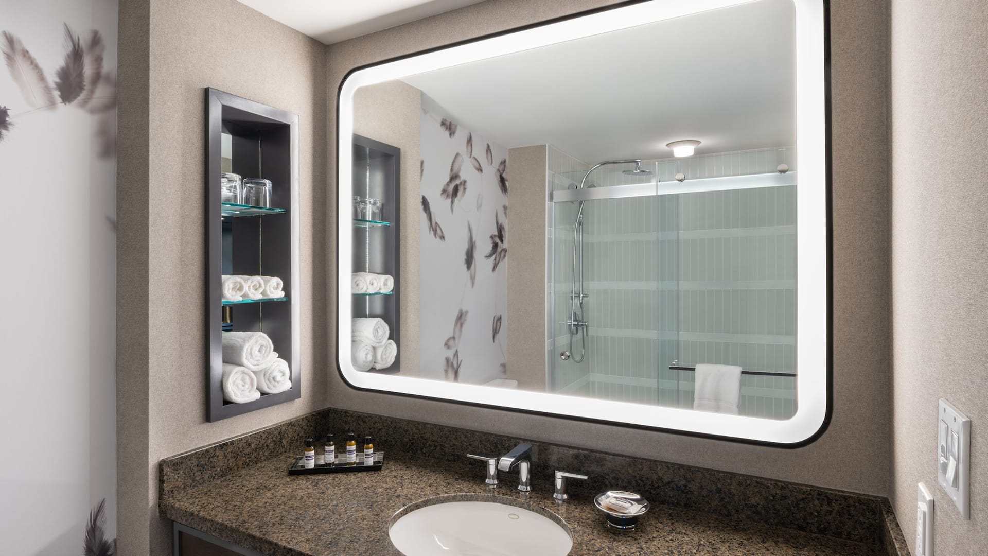 2 de 4 Hyatt Regency Coralville Hotel & Conference Center King River View Bathroom