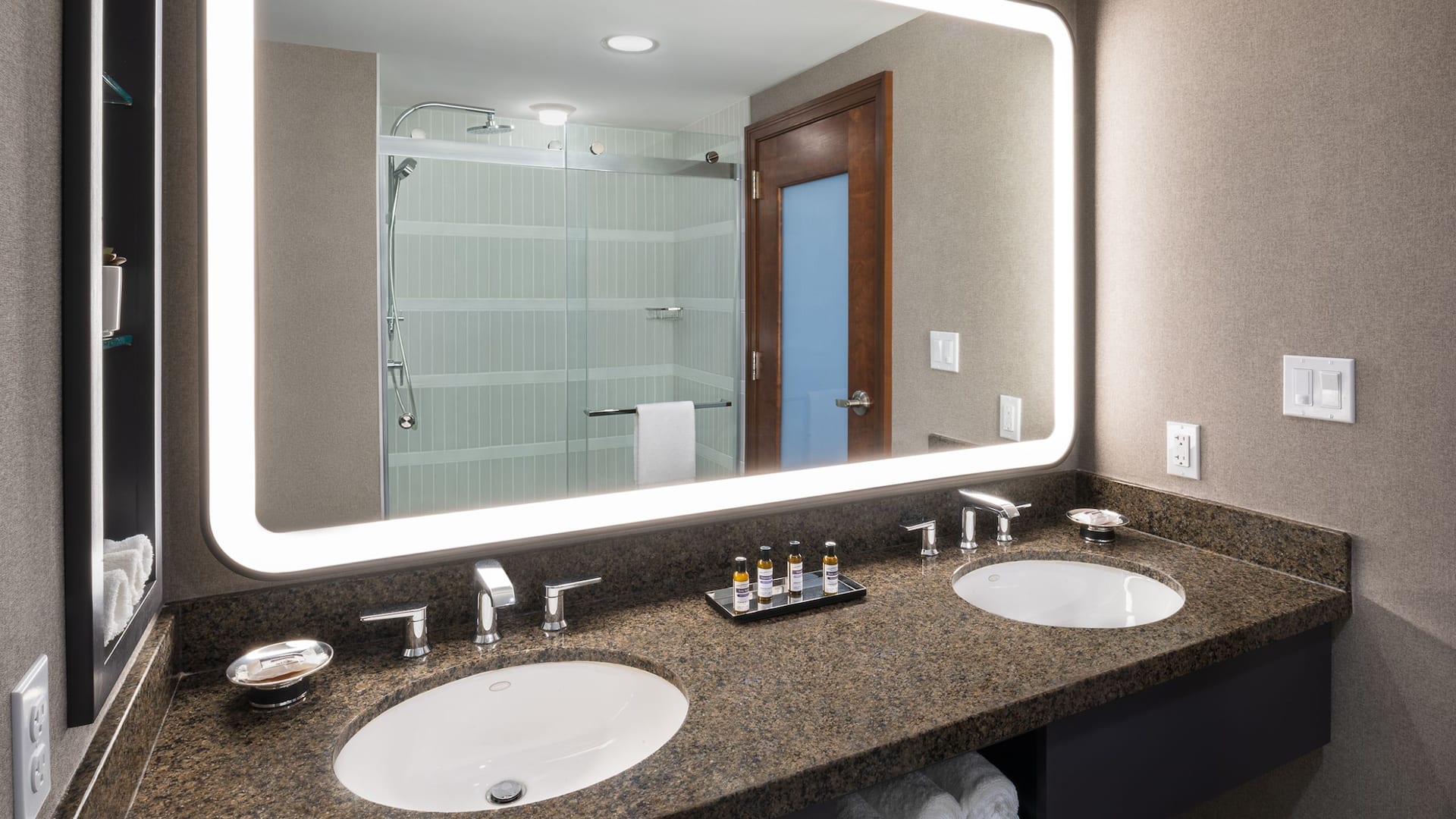 3 de 4 Hyatt Regency Coralville Hotel & Conference Center One Bedroom Suite Bathroom