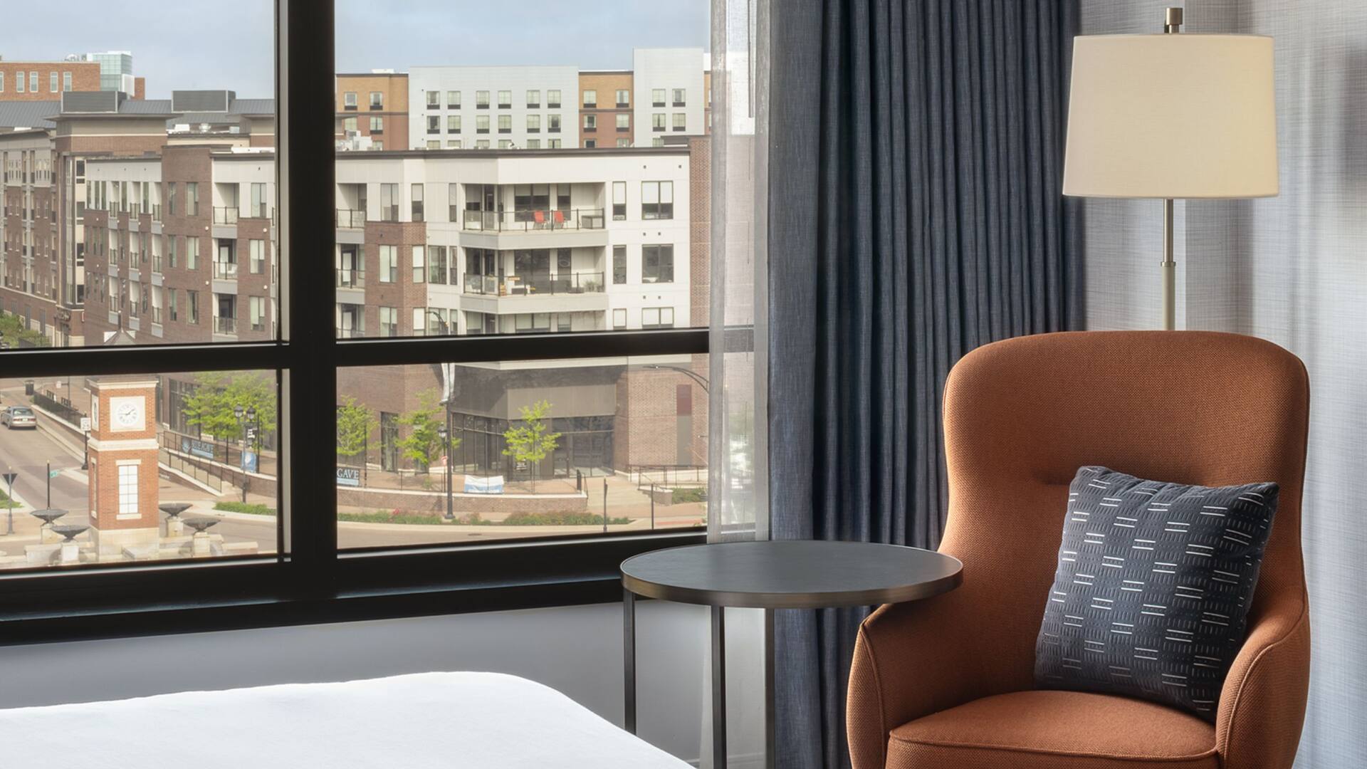 3 de 4 Hyatt Regency Coralville Hotel & Conference Center Two Queens City View Chair