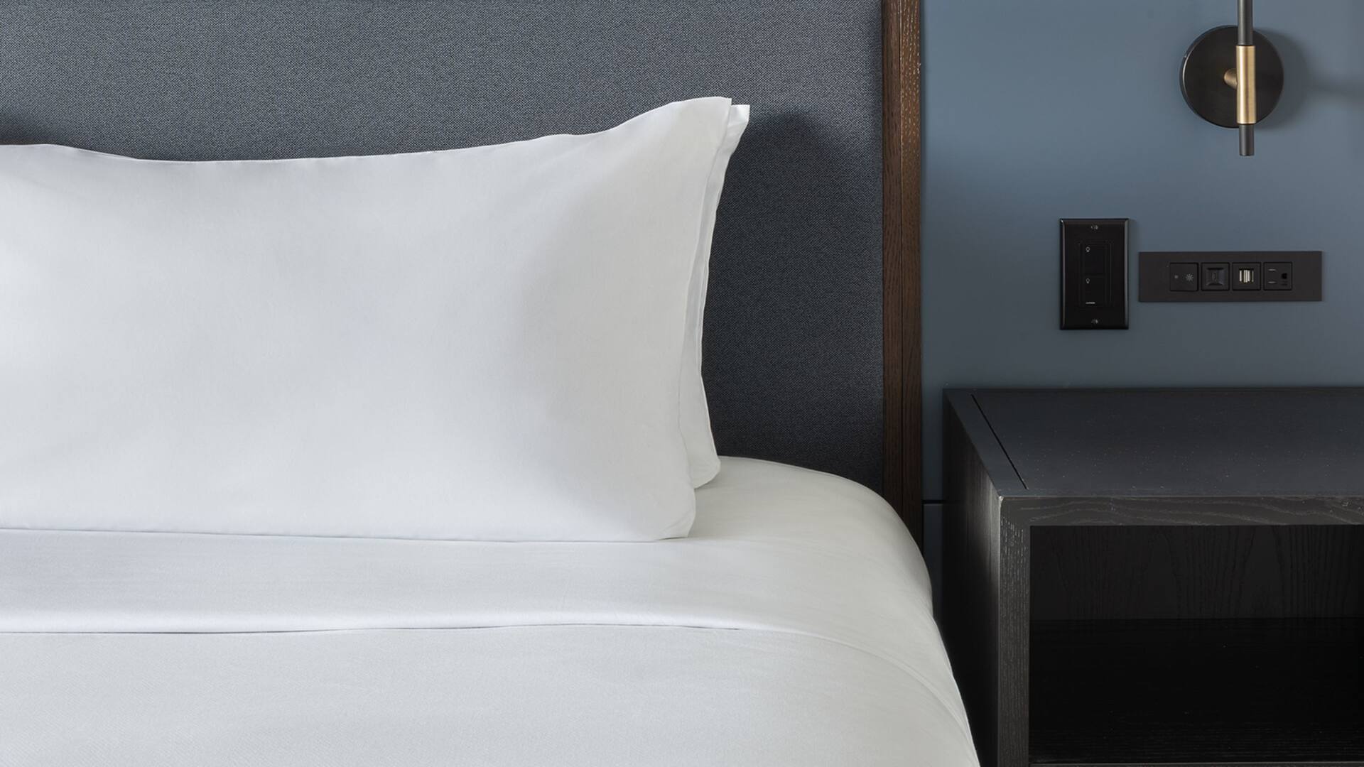 3 de 3 Hyatt Regency Coralville Hotel & Conference Center King River View Bed Nightstand