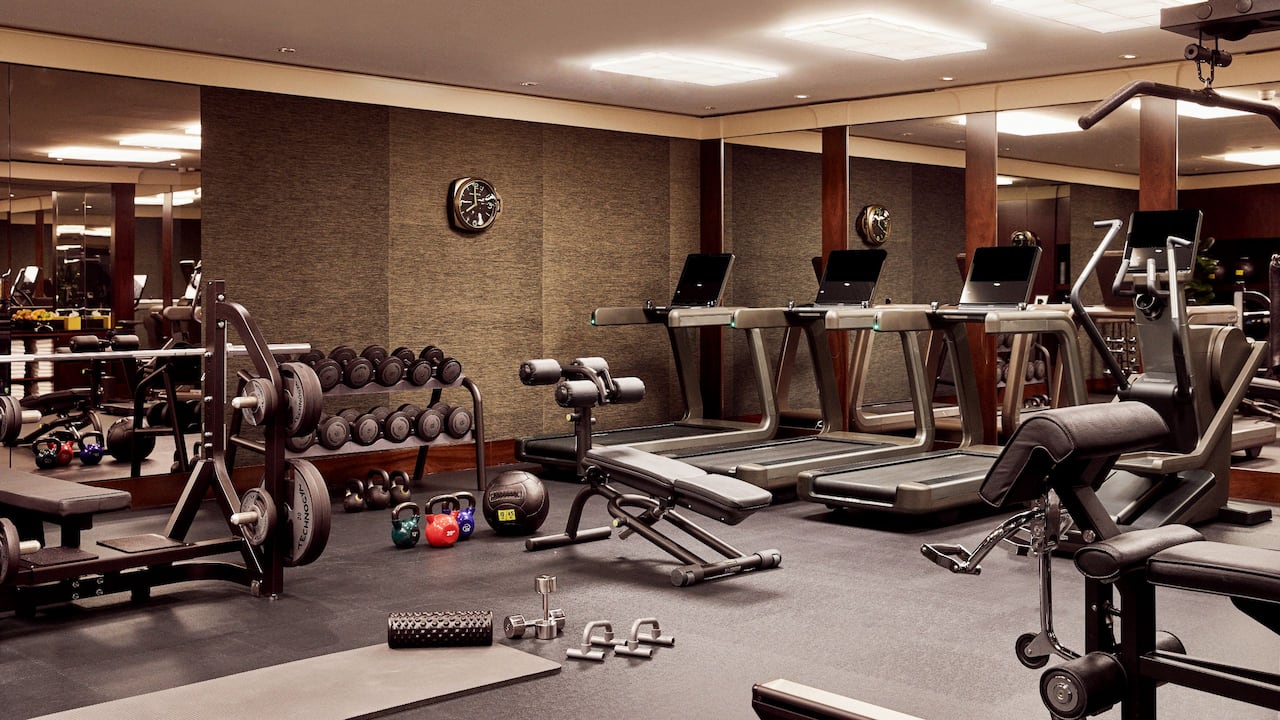 Centre de fitness équipé de tapis de course et velos elliptiques à l'Hôtel Park Hyatt Paris-Vendôme