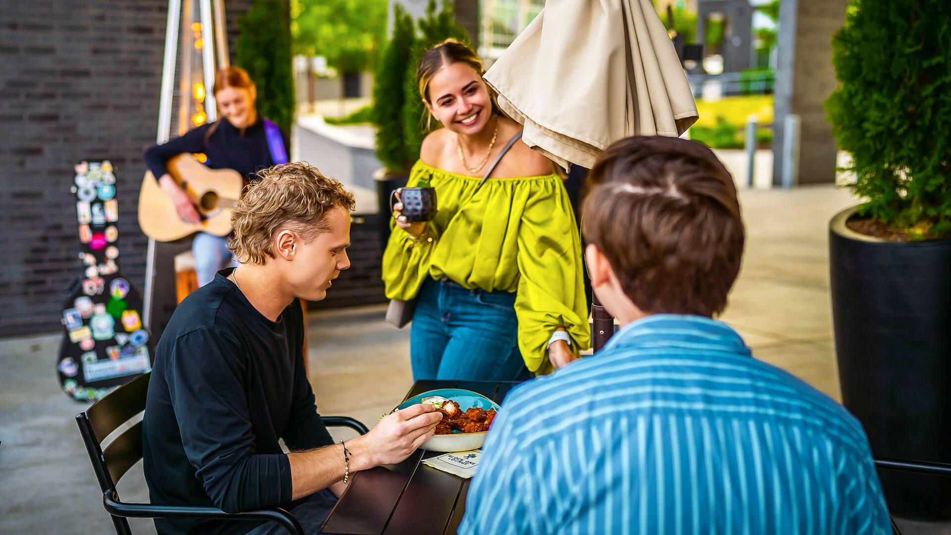 Hyatt Place Milwaukee Downtown Guests Dining Patio