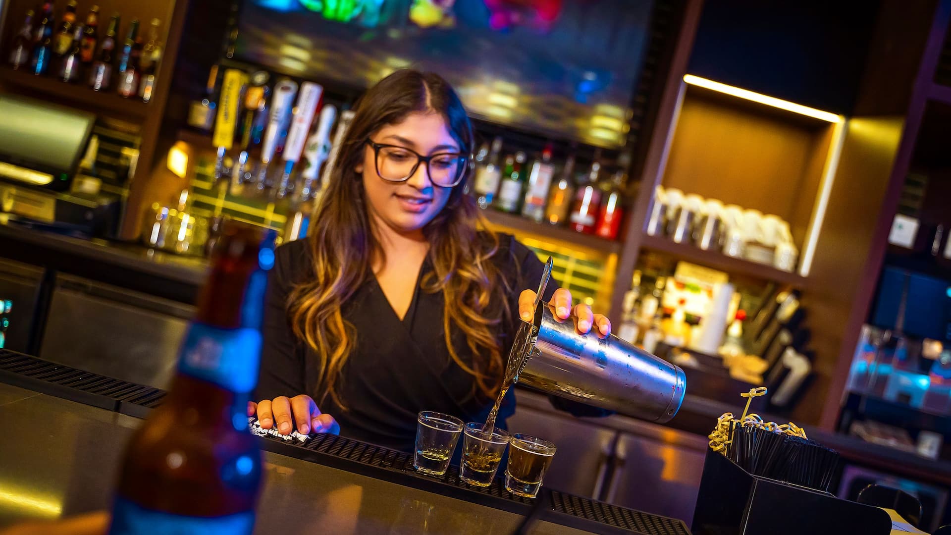 Hyatt Place Milwaukee Downtown Bartender Pour Drinks