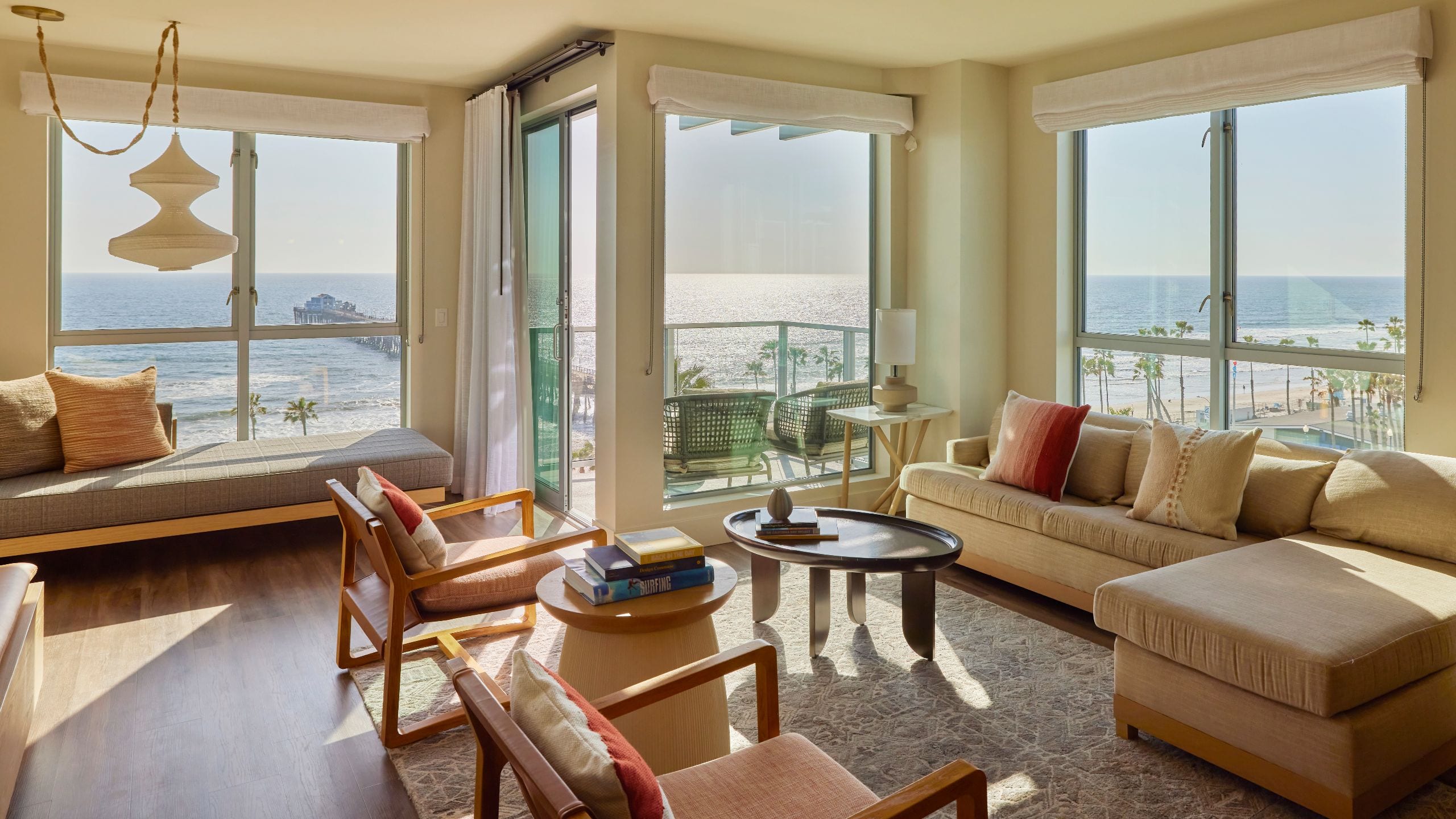 1 de 8 Mission Pacific Hotel Bohemian Living Space